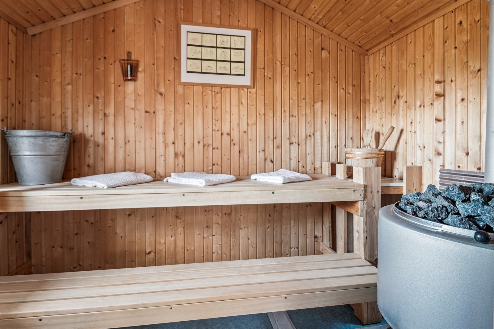 Badstuen gir mulighet for ekstra velvære etter en lang dag ute i naturen. Badstuen er en risikokonstruksjon, da den ikke er bygget etter "rom-i-rom"-prinsippet. Galleribilde
