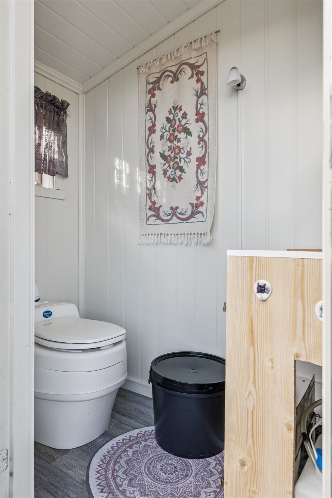 Eget toalettrom med adkomst fra utsiden, utstyrt med et gulvmontert separasjonstoalett. Opprinnelig en bod, ukjent om det er søkt om bruksendring til kommunen. Galleribilde