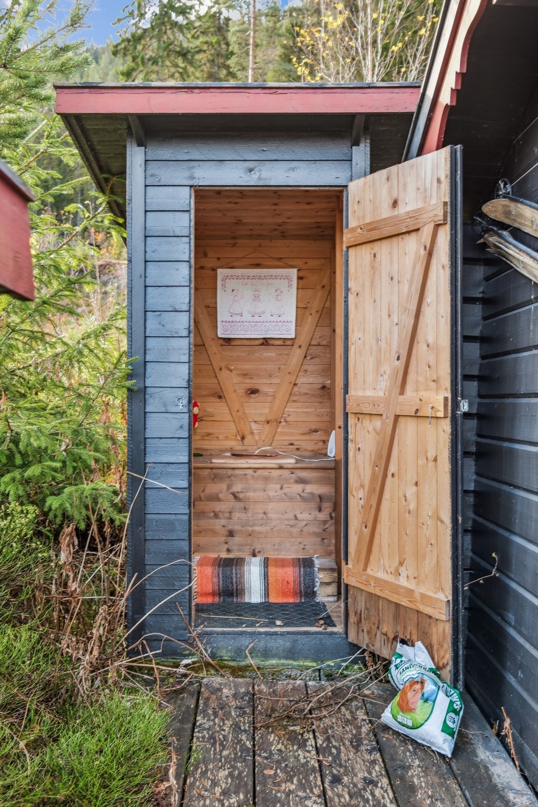 En tradisjonell utedo hører til på hyttetunet. Galleribilde
