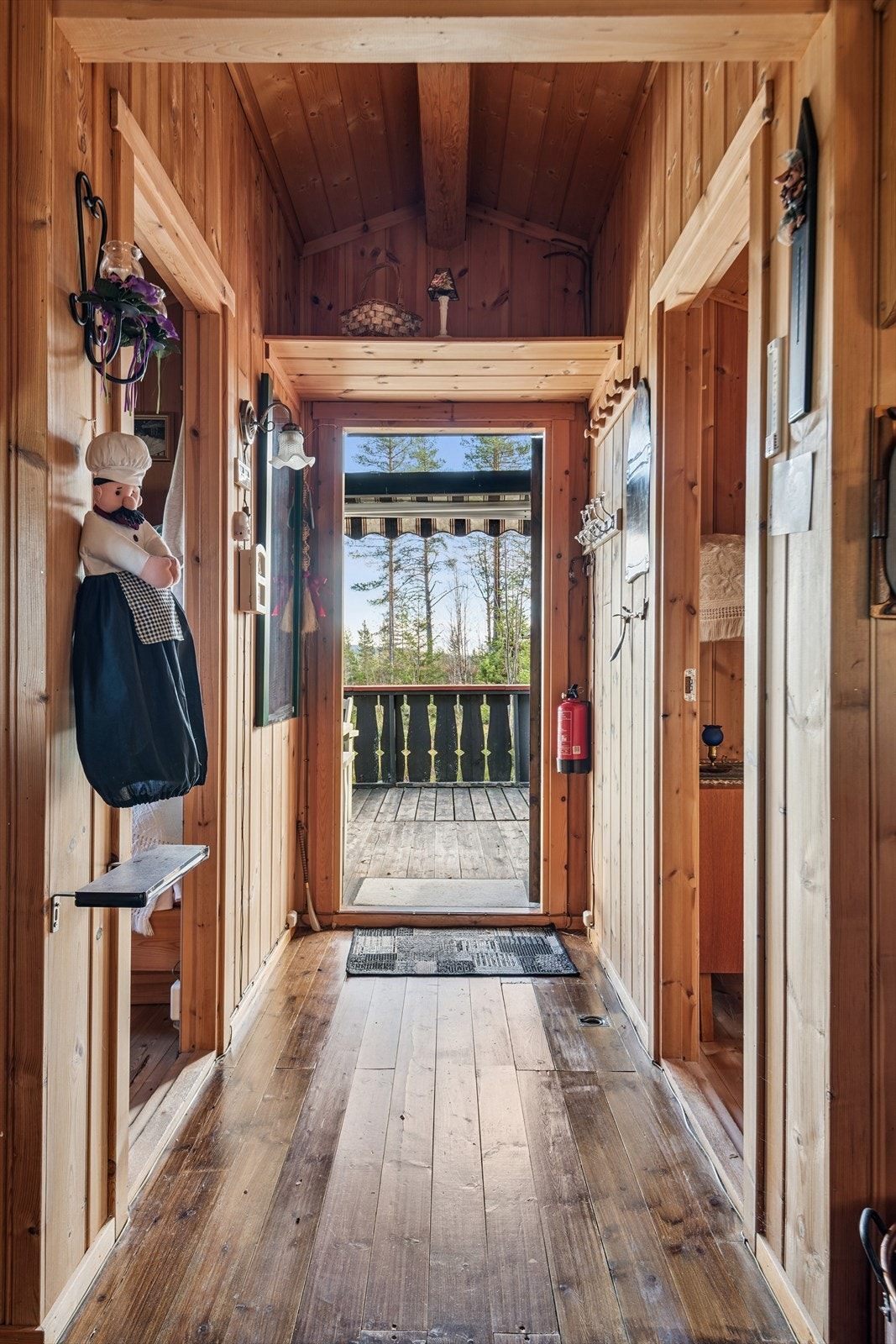 Fra entréen er det direkte tilgang til soverommene og stue/kjøkken. Galleribilde