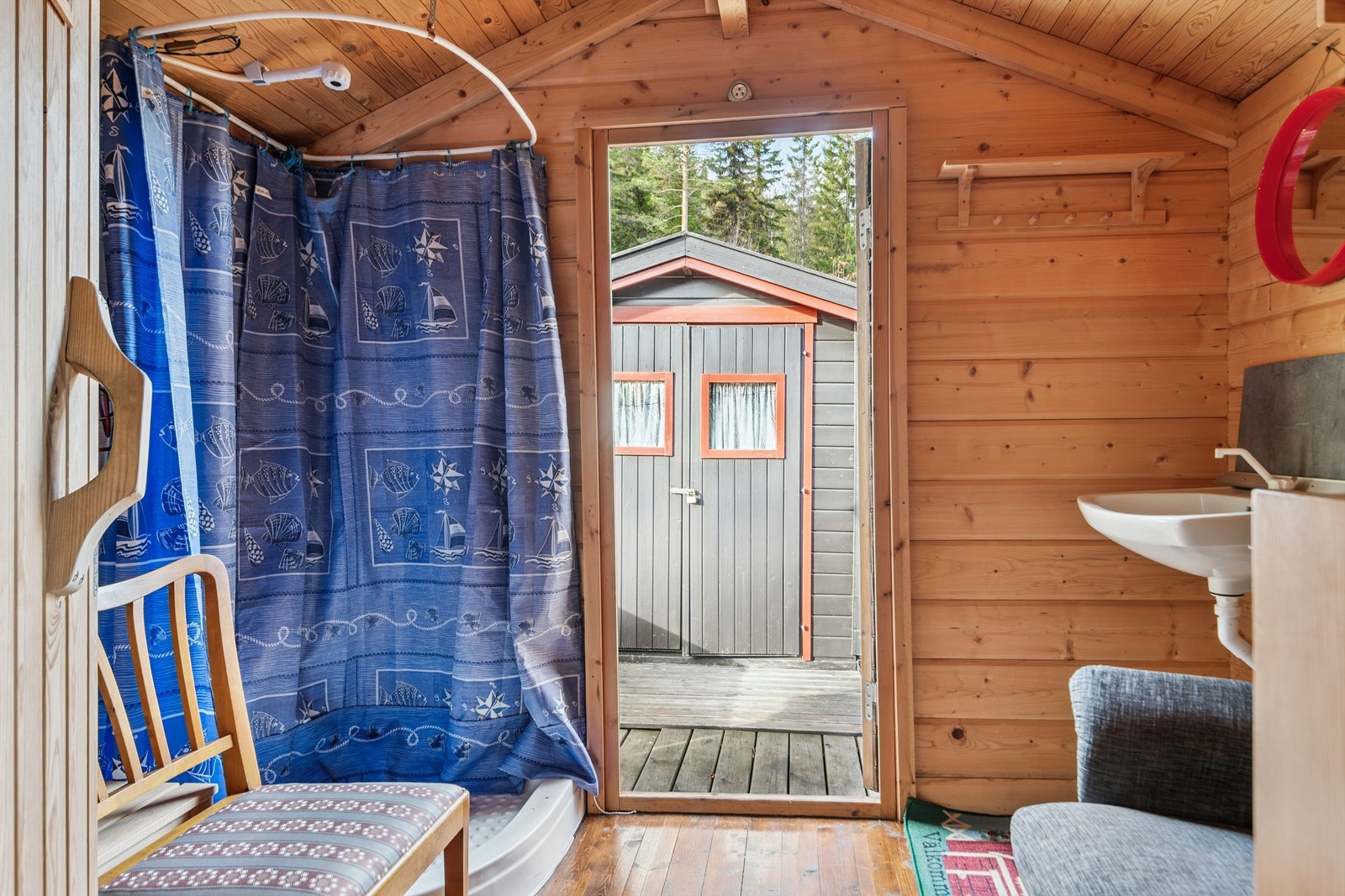 Dusjrom med enkel, dog praktisk standard. Dusjrommet er utett og tilfredsstiller ikke krav til våtrom. Galleribilde