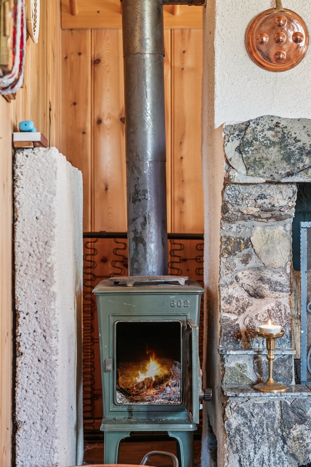 Inntil peisen er det en vedovn, Jøtul 602, som sørger for effektiv oppvarming. Galleribilde