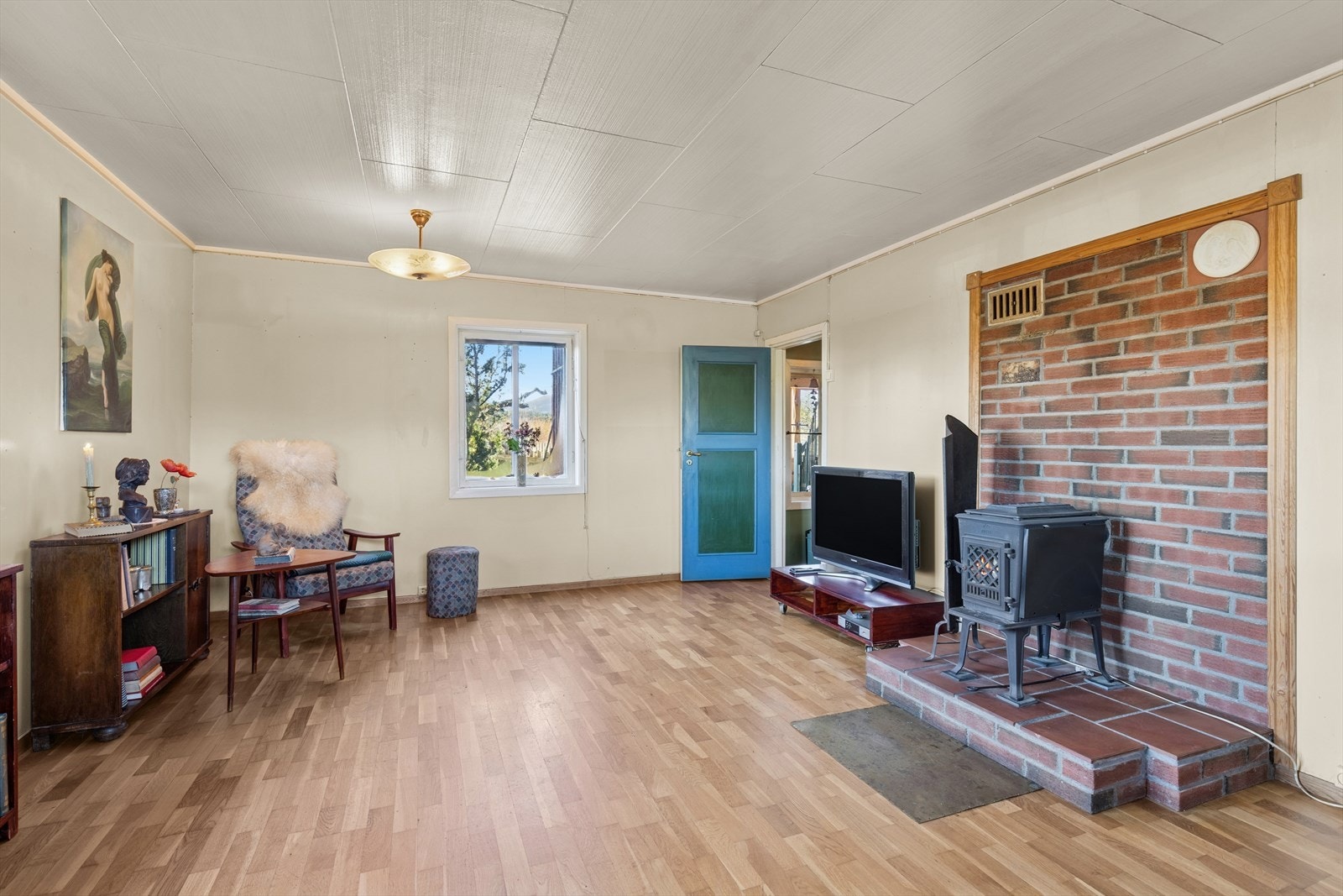 Vedovnen bidrar til å varme opp både rom og stemning. Rikelig med plass for sofakrok og øvrig møblement. Galleribilde