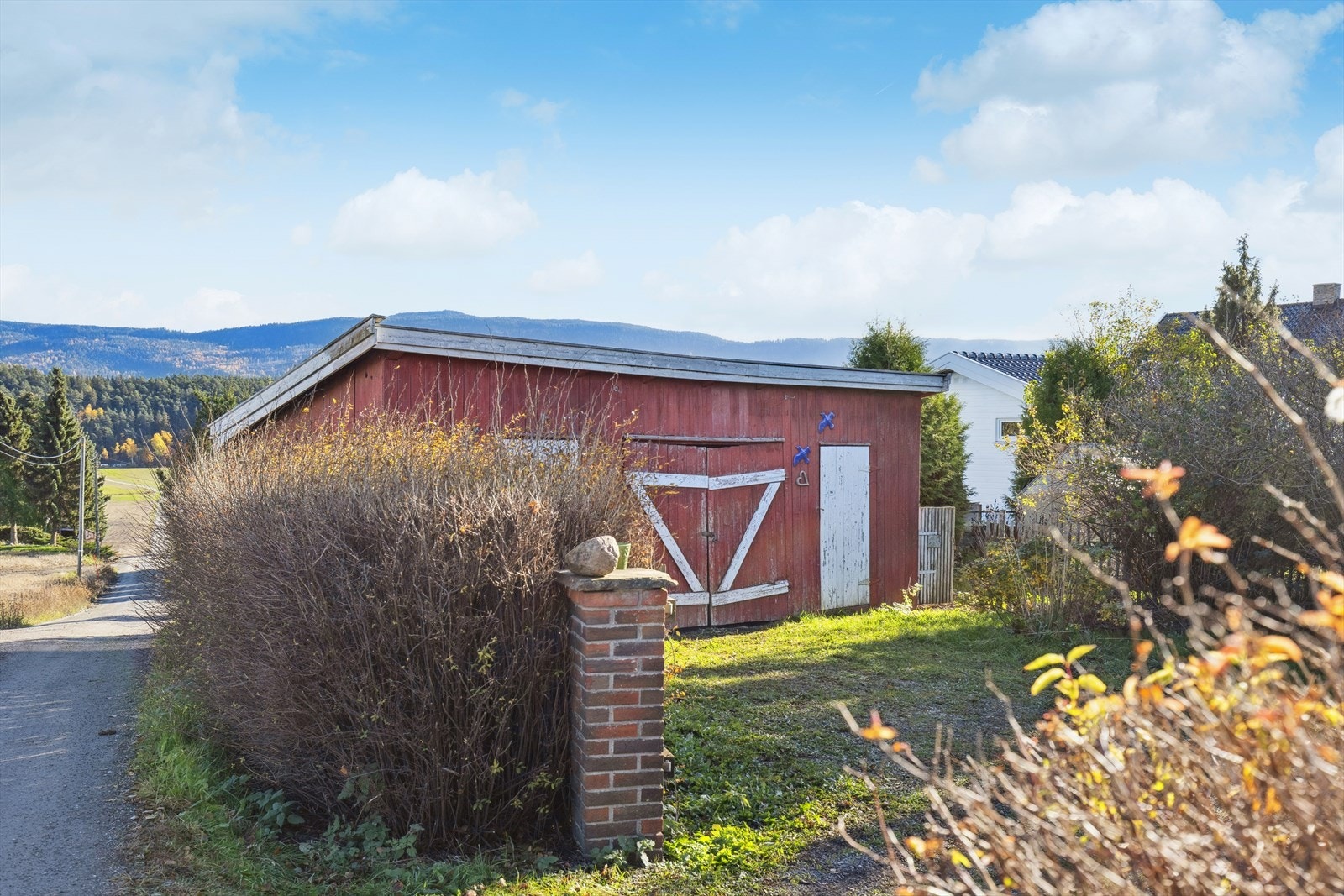 Uthus med garasjerom (ikke plass for bil), bod og utedo. Galleribilde