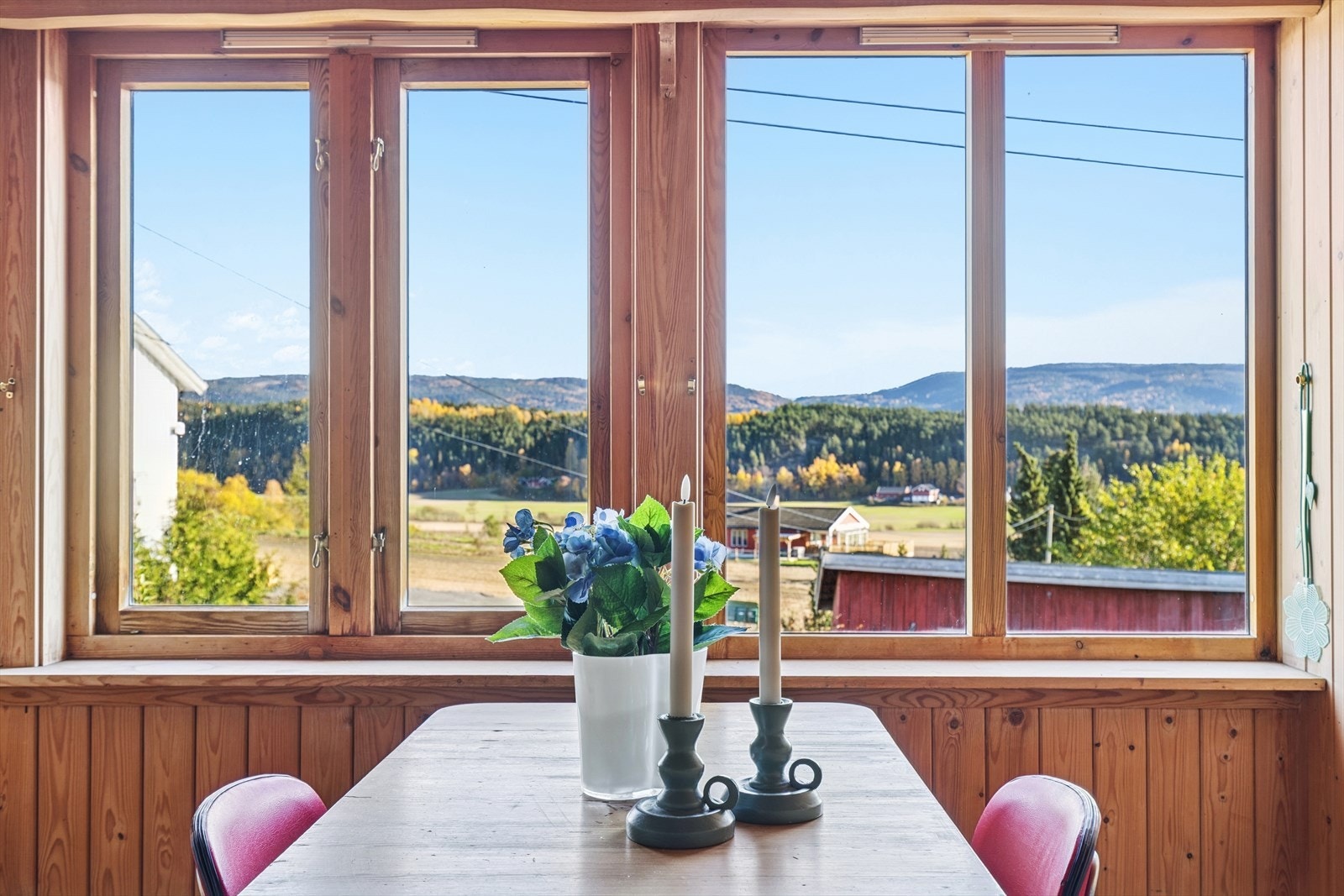 Flott utsikt mot vakkert omkringliggende landskap. Galleribilde