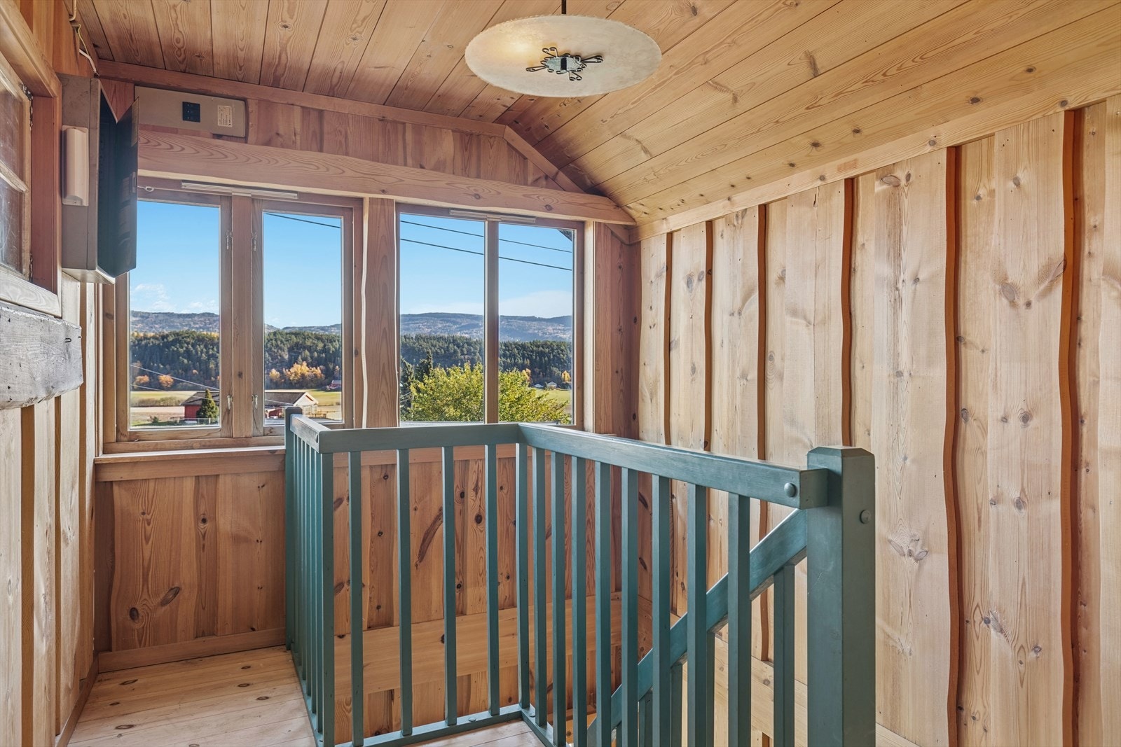 Vi tar trappa og beveger oss opp en etasje. Galleribilde