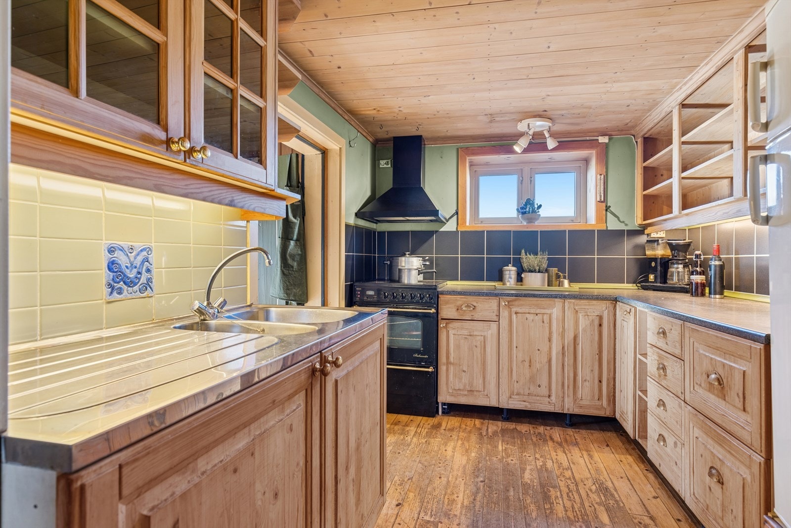 Kjøkkenet er eldre. Her har en det en måtte trenge av skap-, skuff- og benkeplass. Galleribilde