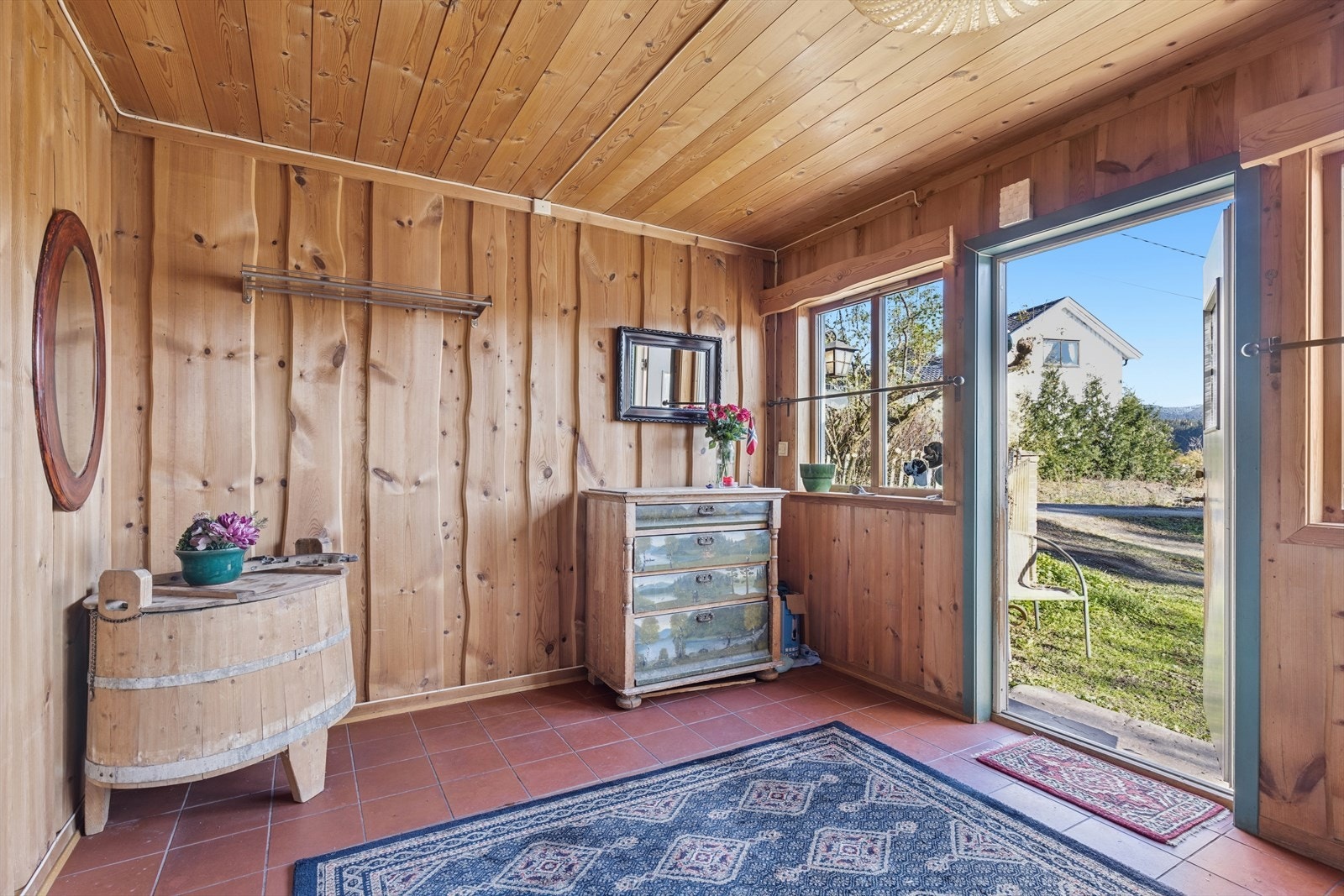 Velkommen inn! Romslig entré med flislagt gulv og varmekabler. Her er det god plass for garderobeløsninger. Galleribilde