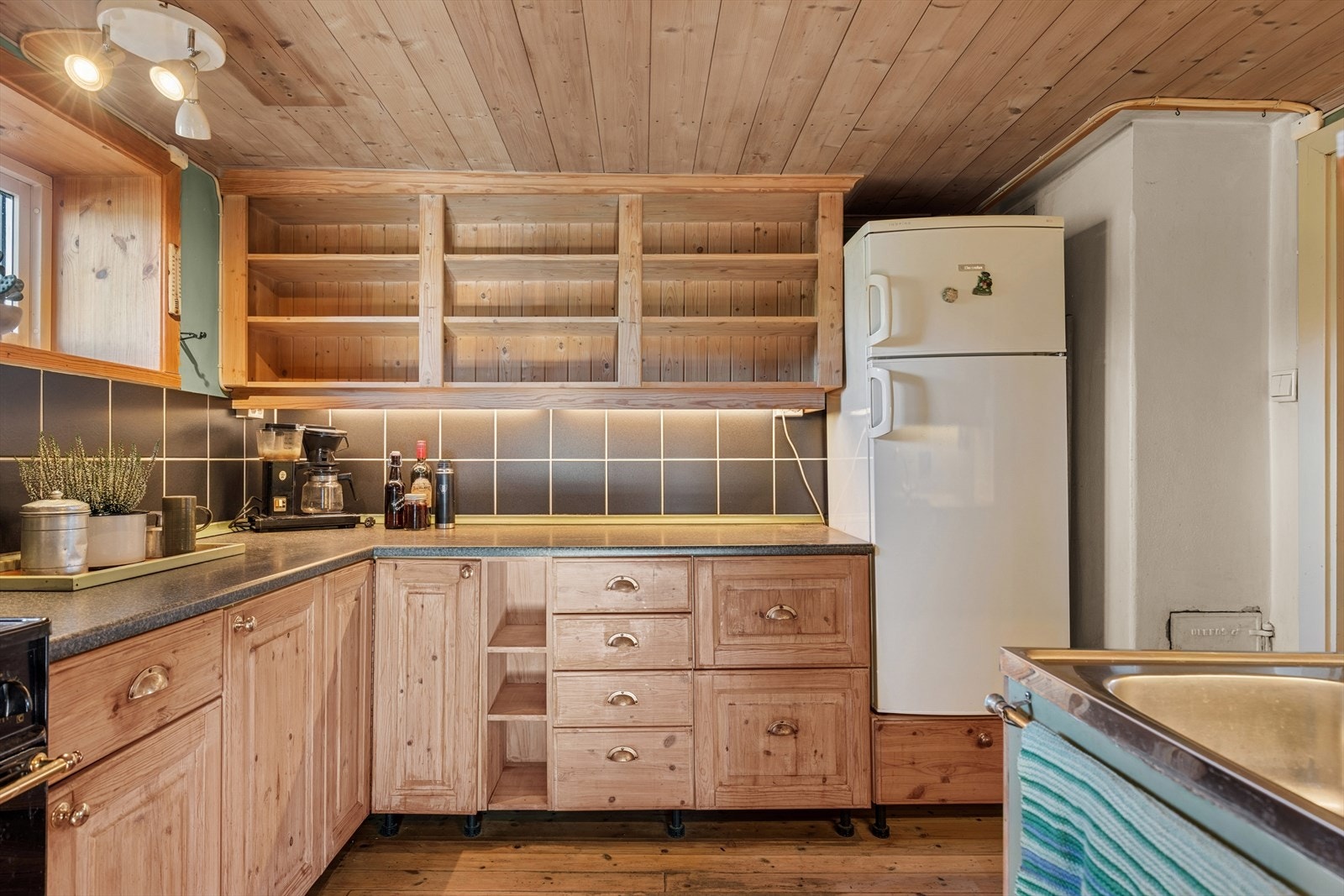 Plass for frittstående hvitevarer som komfyr og kjøl/frys. Galleribilde