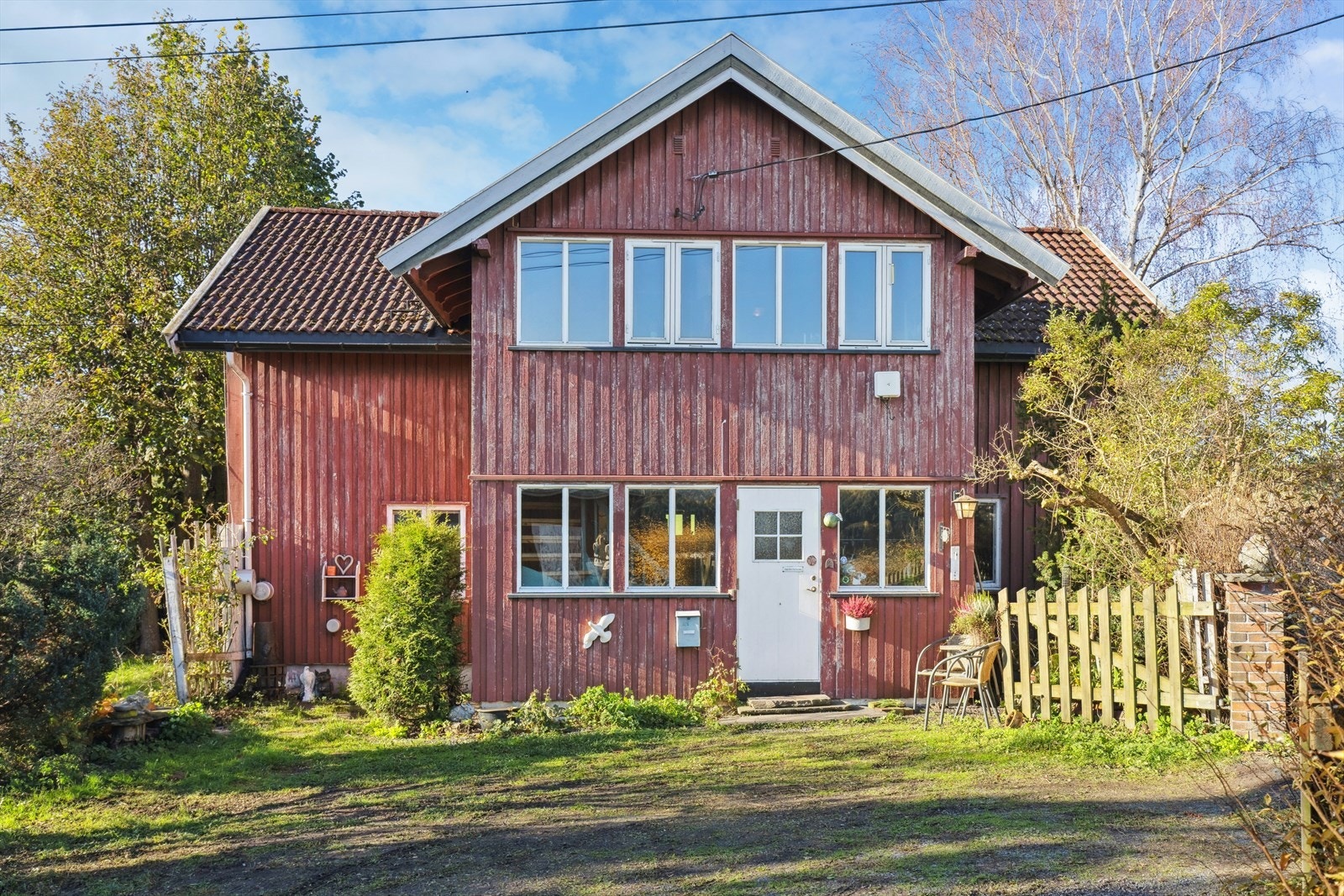 Bygningen har ikke innlagt avløp. Gråvann går til slamavskiller/infiltrasjonskum som tømmes av kommunen hvert 4. år. Muligheten for tilknytning til offentlig avløpsnett bør undersøkes. Galleribilde