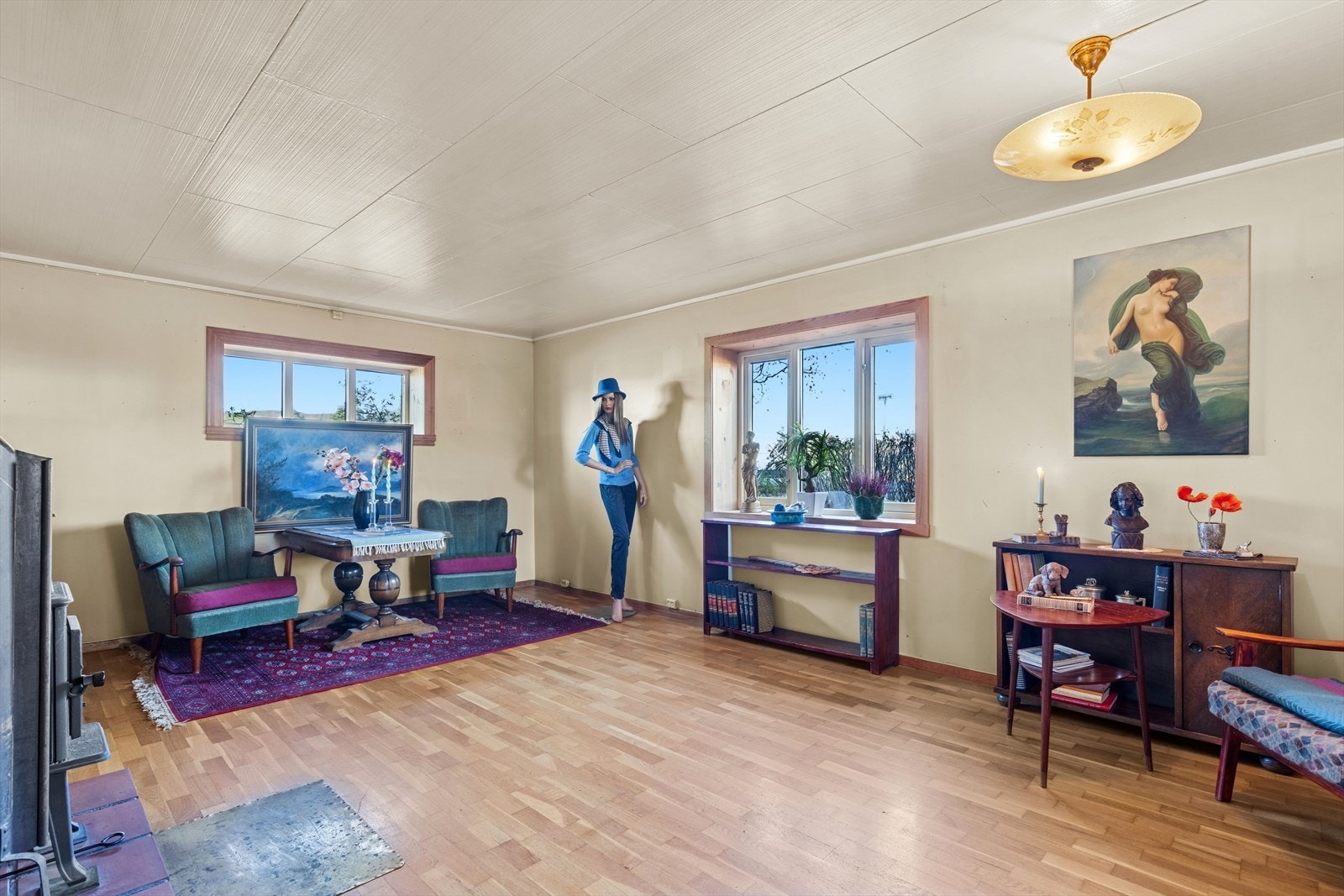 Vi beveger oss inn i en lys og koselig tv-stue. Galleribilde