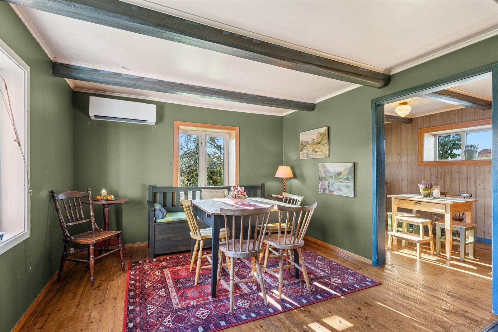 Spisestue med god plass for spisegruppe. Galleribilde