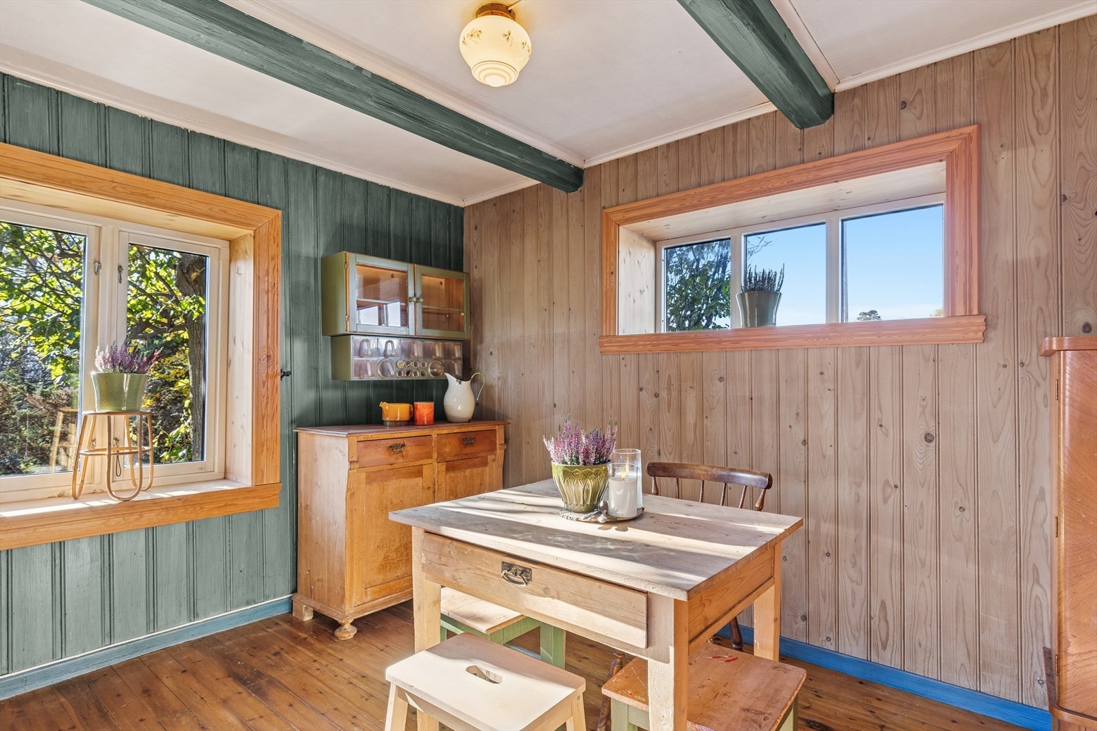 Spisestuen er delt inn i to soner. Galleribilde