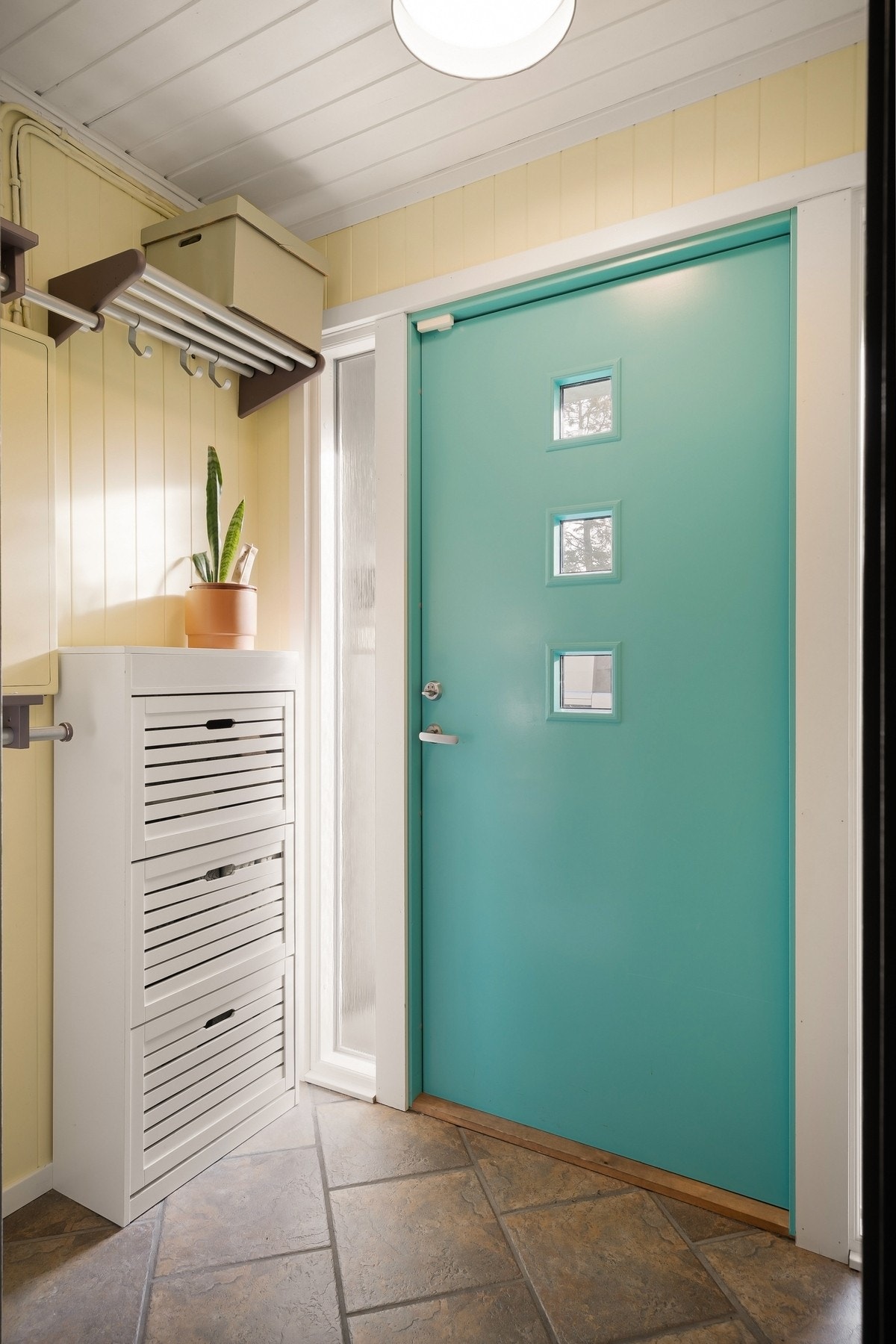 Ved inngangspartiet er det plass til å henge fra seg yttertøyet Galleribilde