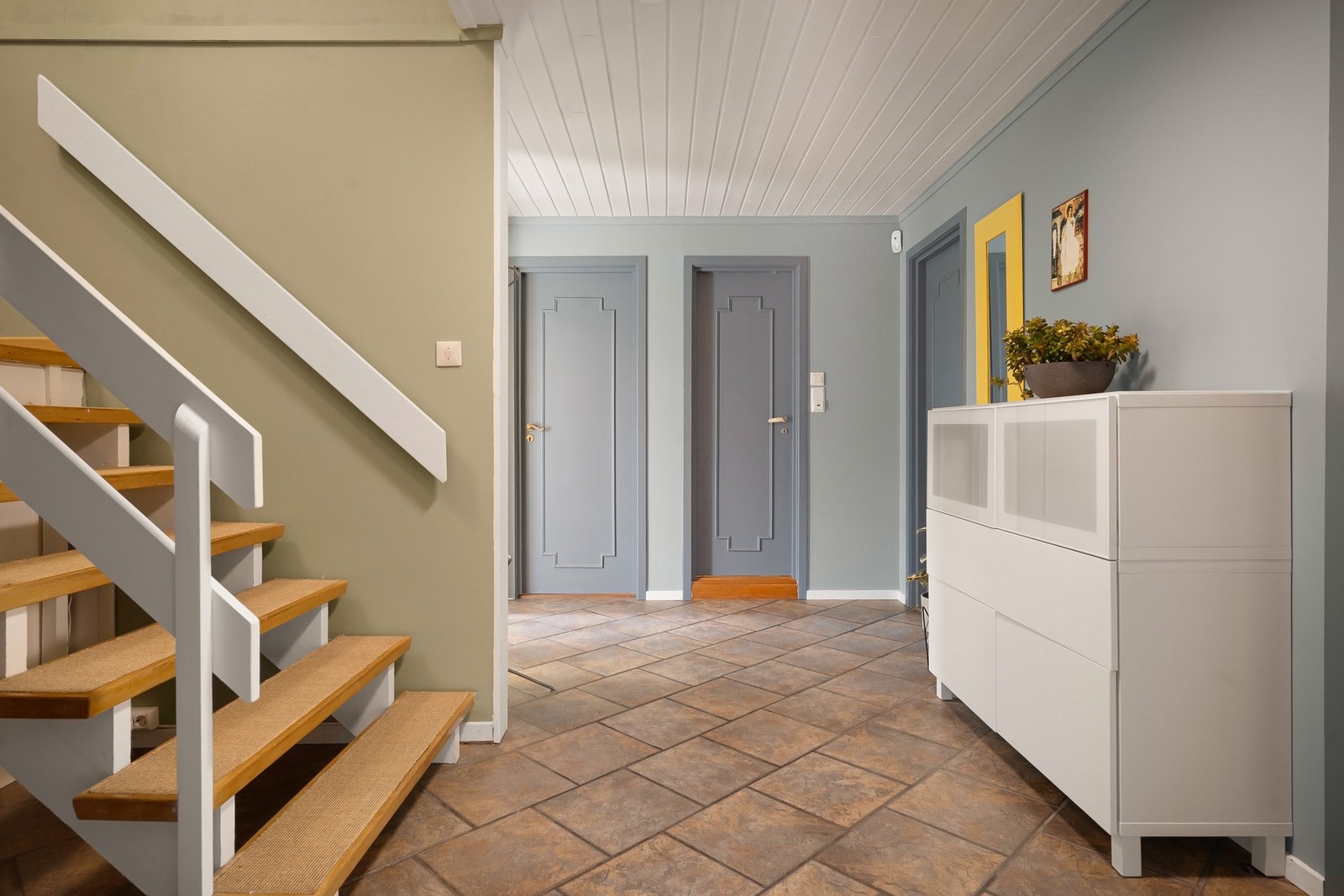 Videre kommer du inn til hallen, med adkomst til soverom, trapp, kjellerstue og bad Galleribilde