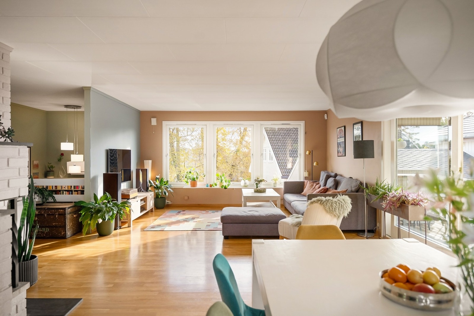 Romslig stue malt i lyse og moderne farger Galleribilde