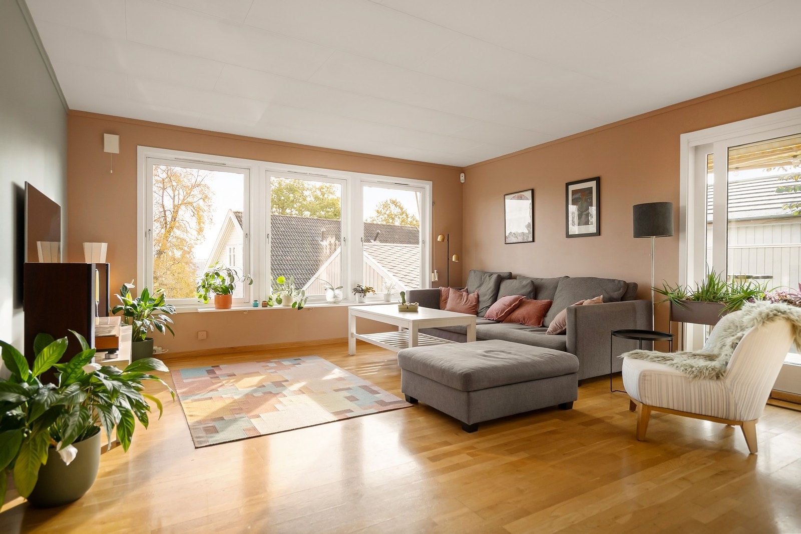 Store vindusflater slipper inn rikelig med naturlig lys Galleribilde