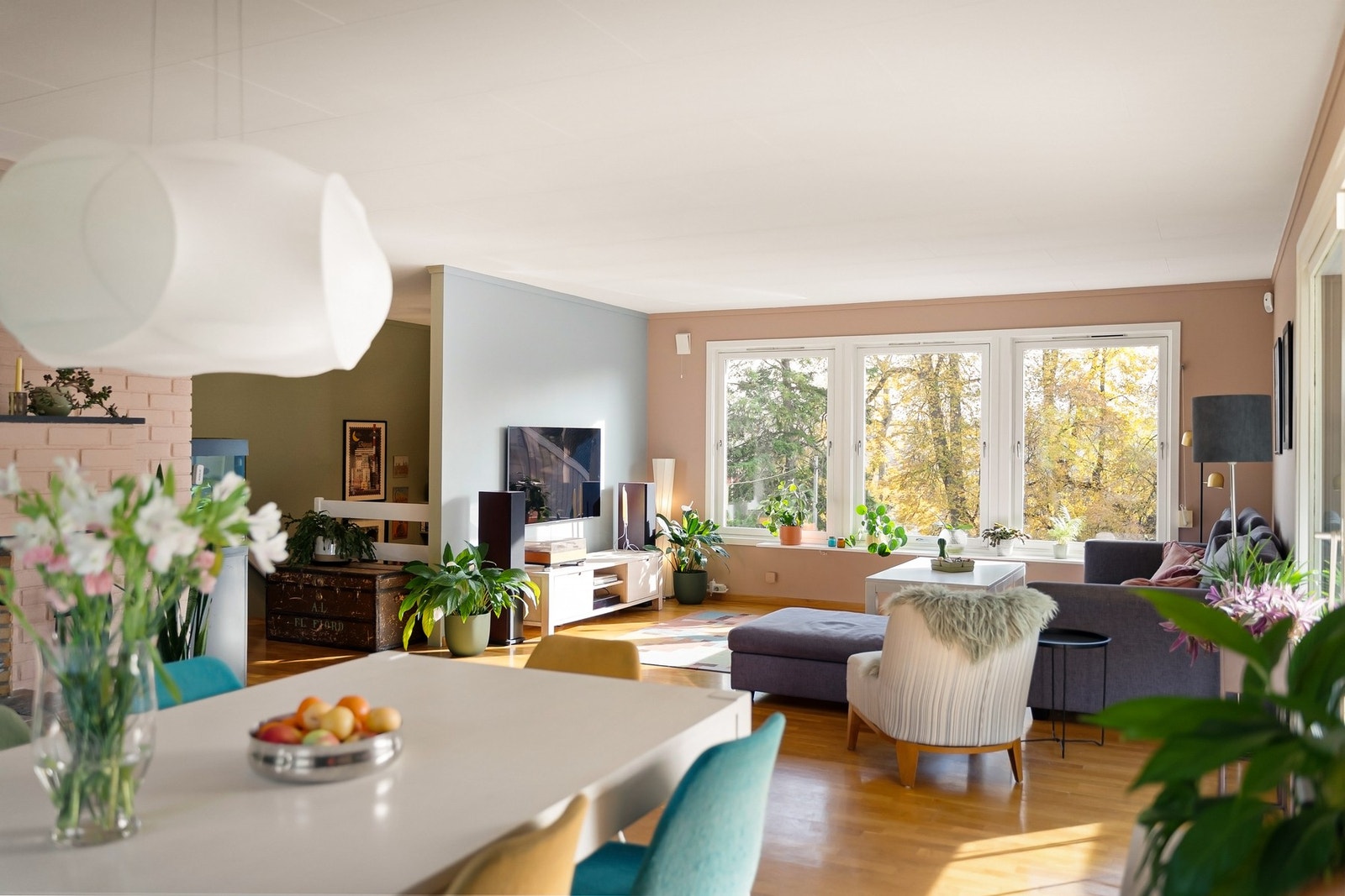 Fra stuen er det utgang til en romslig uteplass Galleribilde