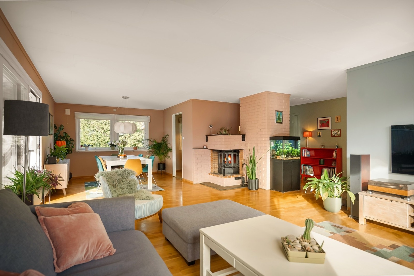 Rommet er naturlig inndelt i tv-stue og spisestue Galleribilde