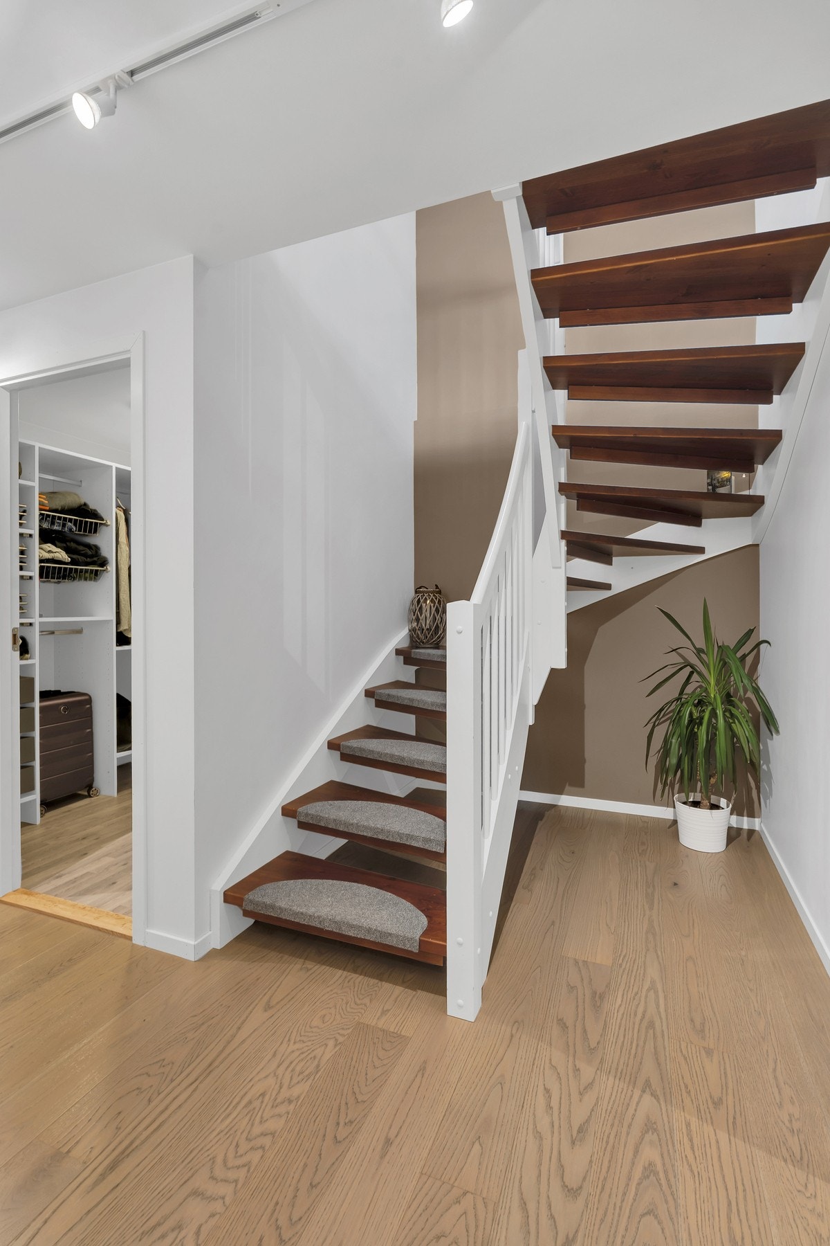 Entré og trapp med sklisikre teppefliser. Galleribilde