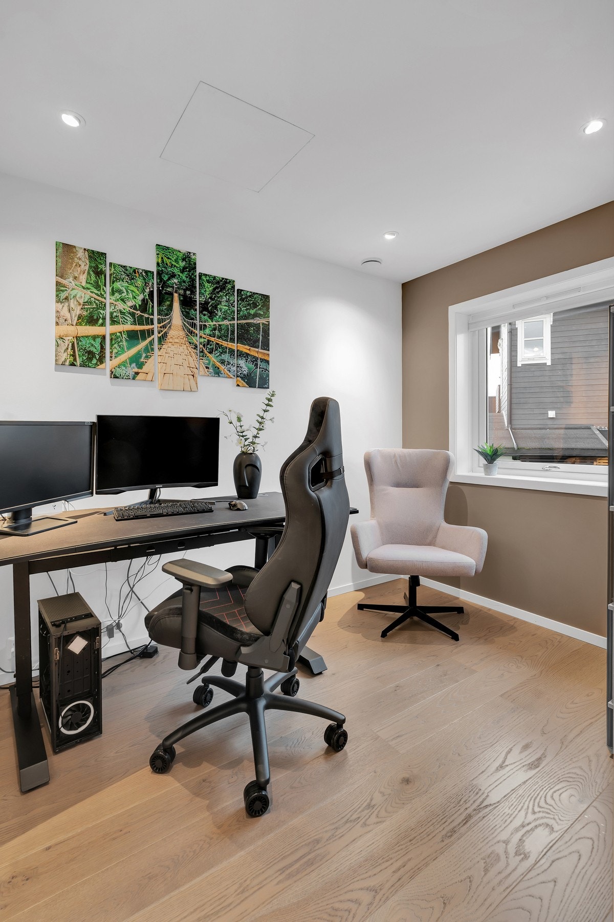 Soverom/kontor i 1. etasje. Galleribilde