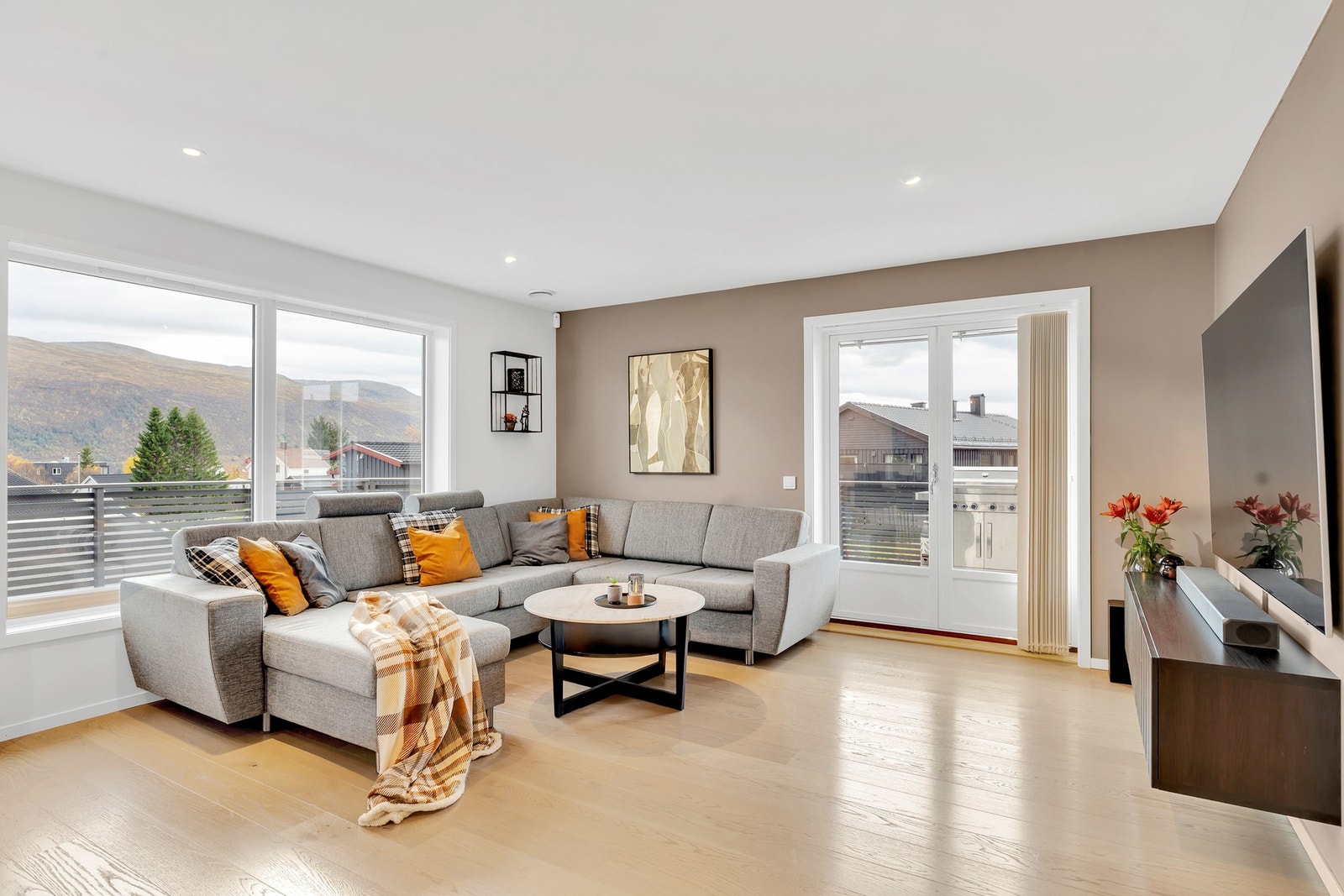 Fra stue er det utgang til veranda, med videre adkomst til markterrasse. Galleribilde