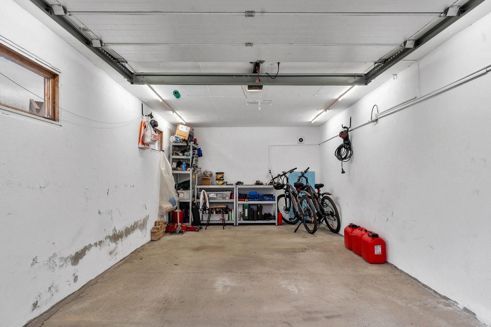 Integrert garasje tilhører boligen. Galleribilde