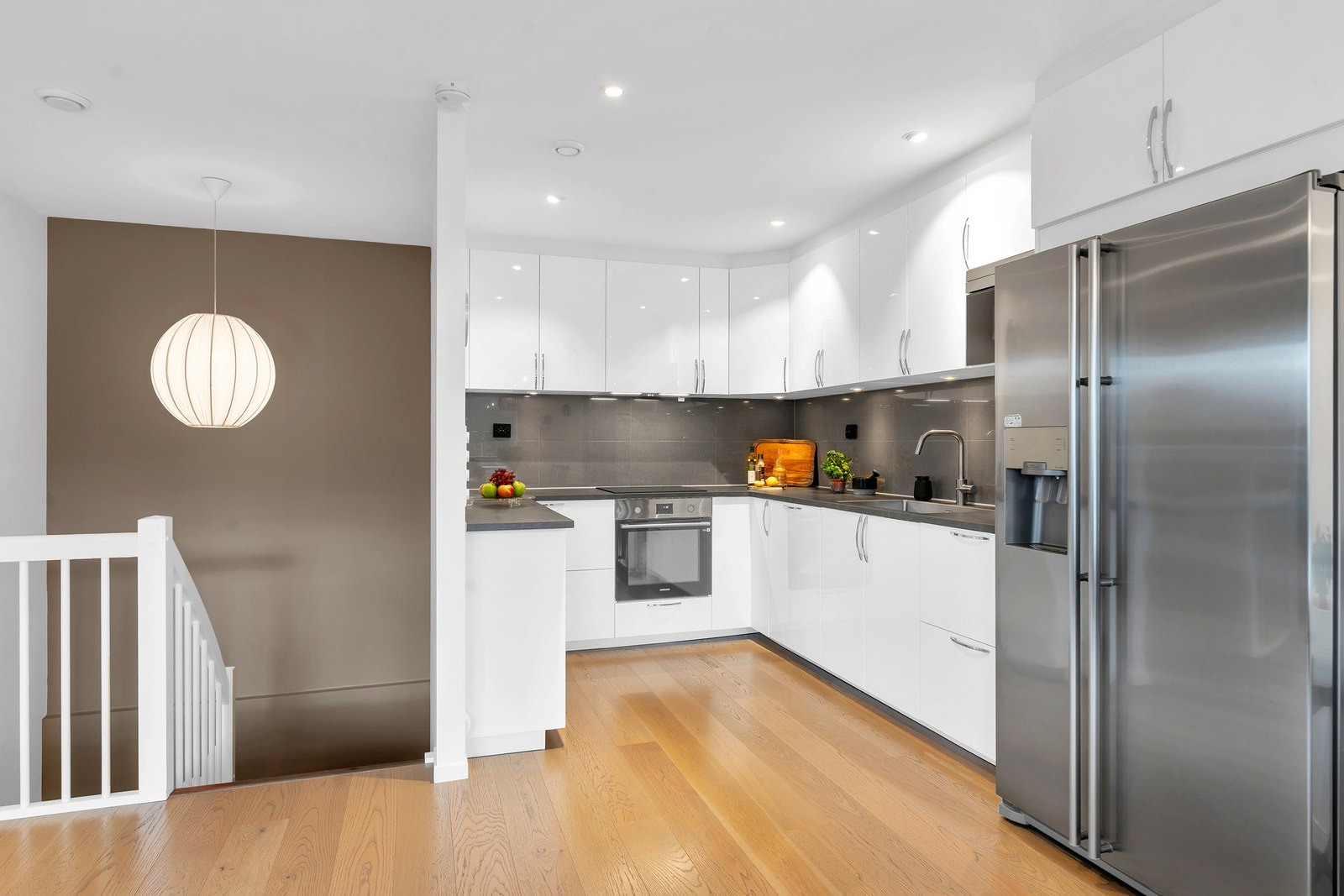 Fra kjøkken i 1.etasje mot trappegang ned til underertasje. Galleribilde