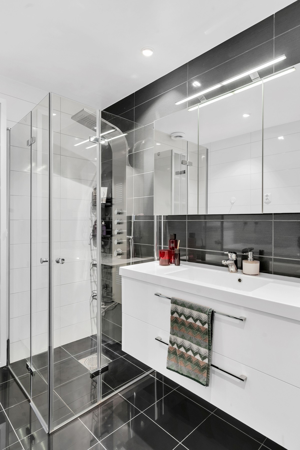 Innredning med heldekkende servant og speil med overbelysning. Galleribilde