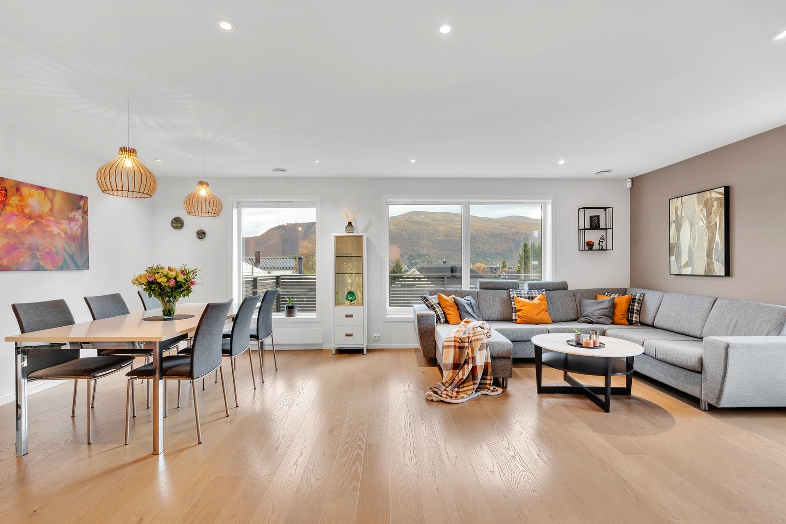 Fra stuen er det flott utsikt mot Fløya! Galleribilde