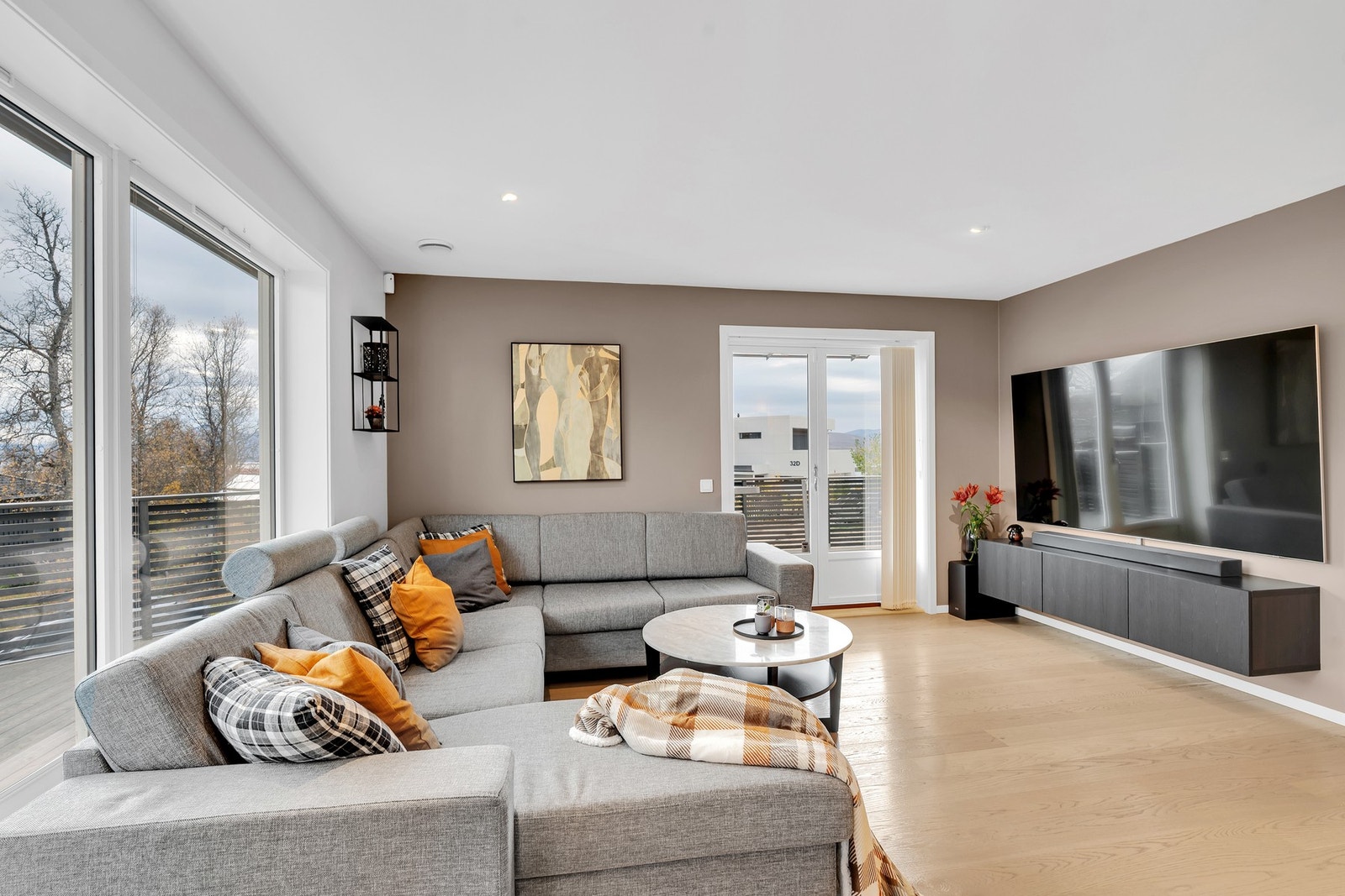 Stuen er malt i behagelige, duse farger. Galleribilde