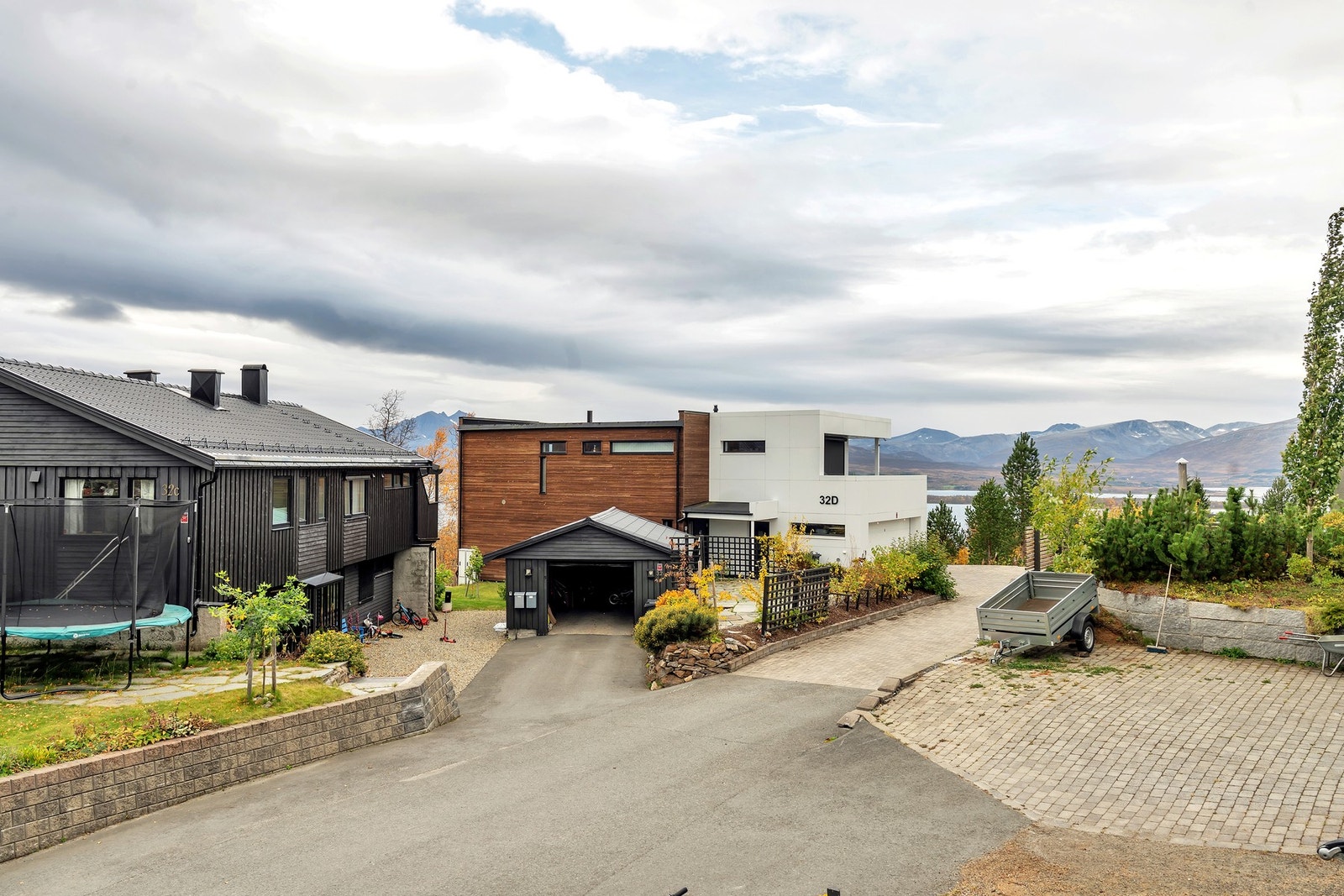 Kort avstand til nærbutikk, barnehage, barneskole og ungdomsskole. Galleribilde