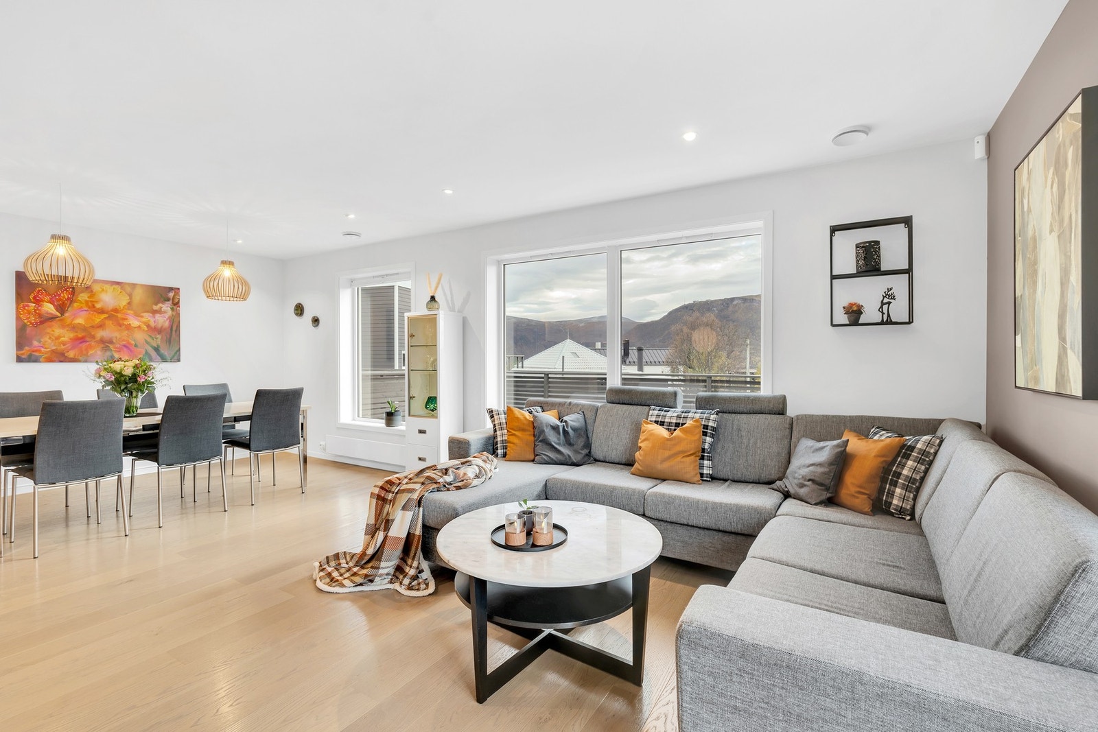 Lys og romslig stue med store vinduer som gir godt naturlig lysinnslipp Galleribilde