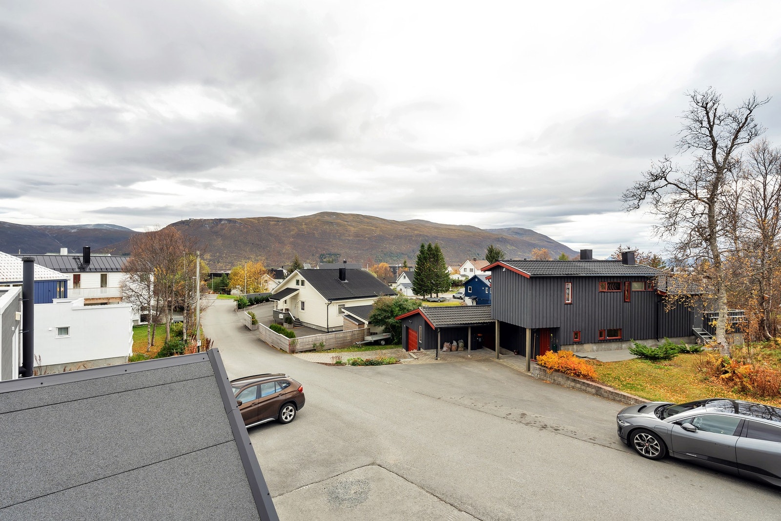 I området er det fine grøntarealer, lekeplasser og lysløype. Galleribilde