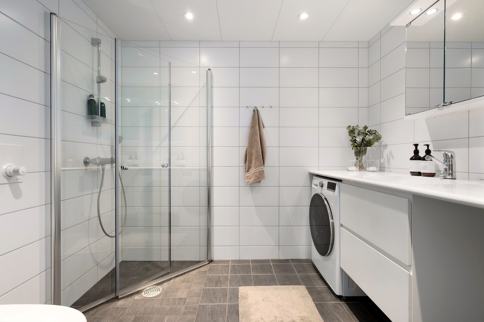 Badet er pent flislagt på gulv og vegger med vannbåren varme i gulvet. Galleribilde