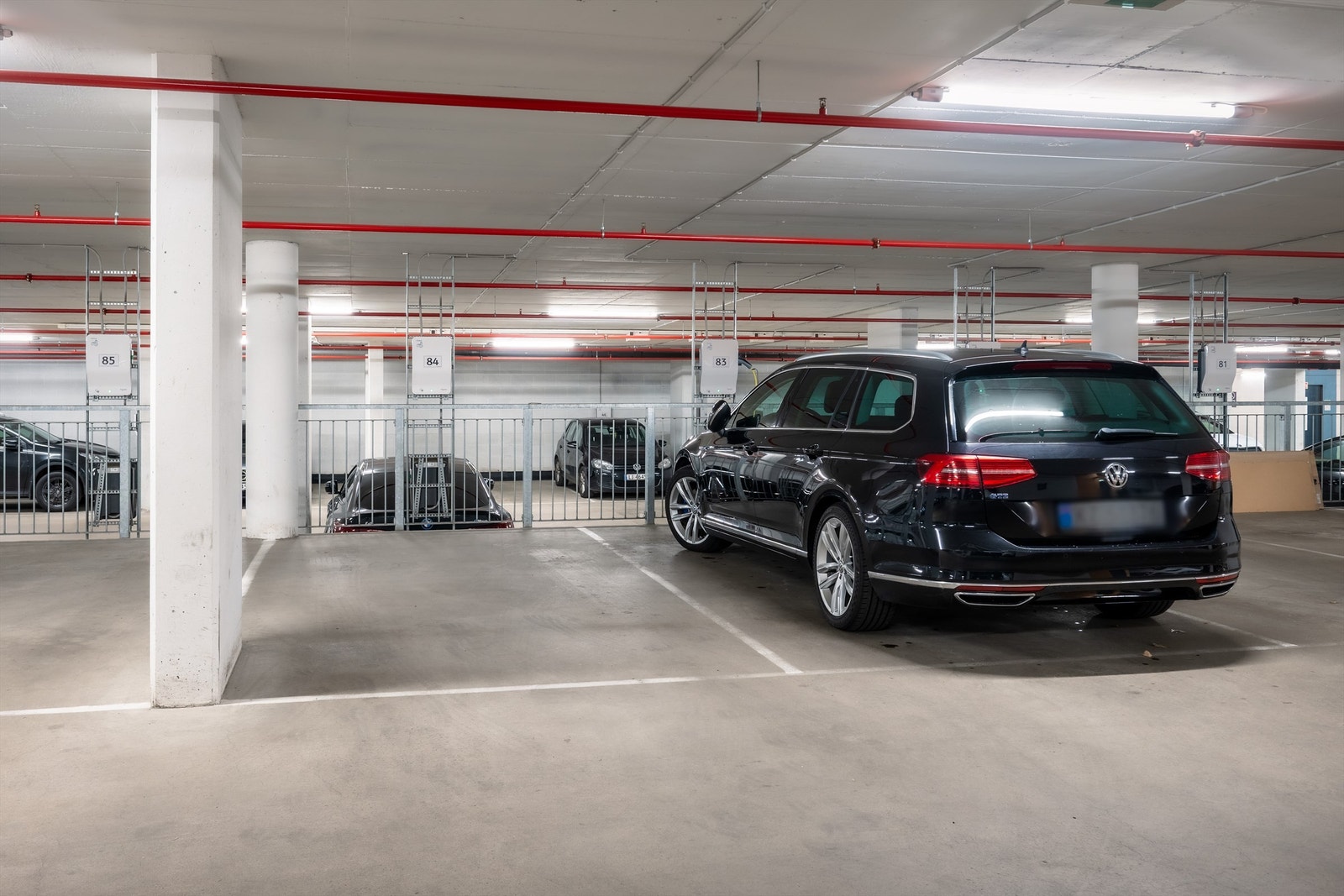 Parkeringsplass i garasje medfølger leiligheten. Kostnadene for denne er inkludert i felleskostnadene. Vedlikehold finansieres via felleskostnader til garasjesameiet. Galleribilde
