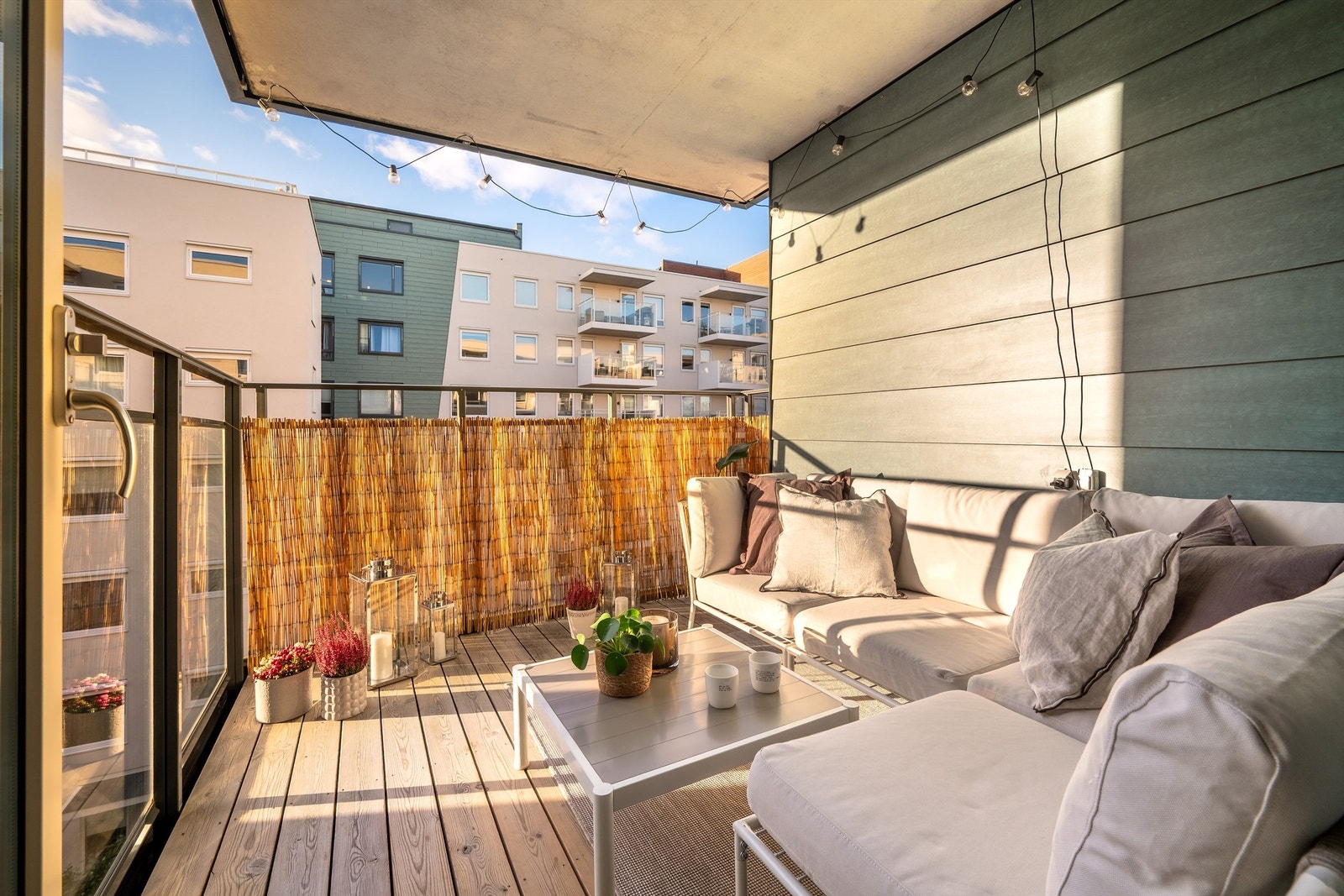 Fra stuen har du utgang til en lun og koselig balkong med terrassebord i tre. Galleribilde