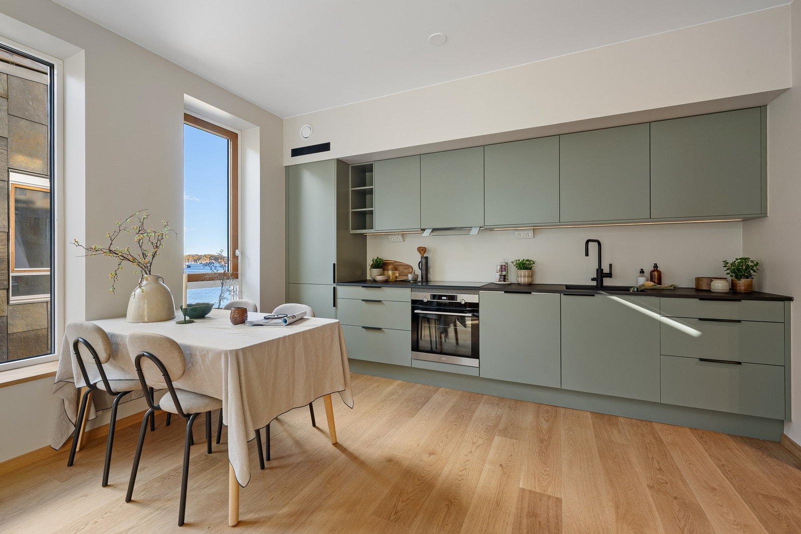 Lekkert og moderne kjøkken fra Sigdal i nordisk stil med integrerte hvitevarer. Galleribilde