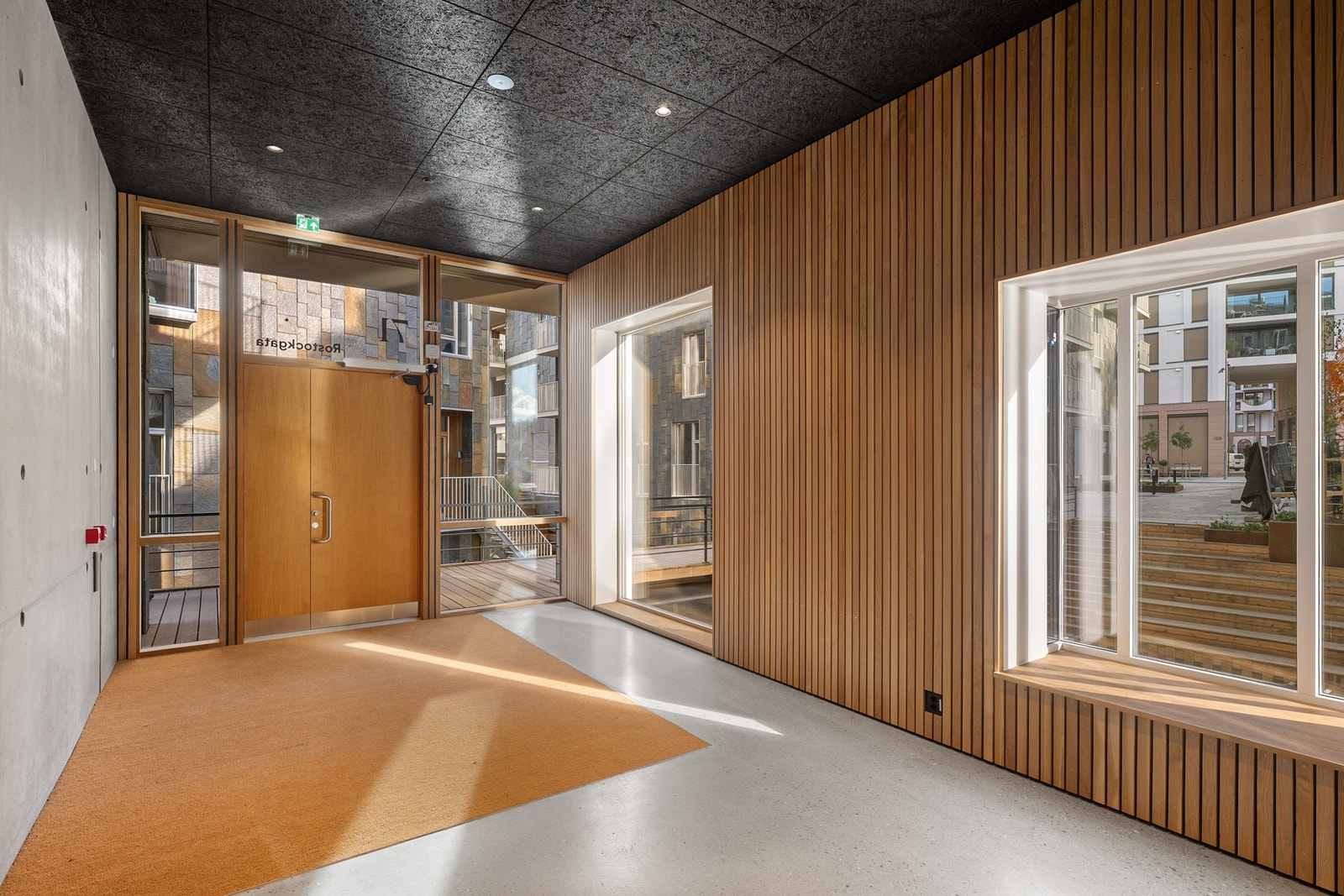 Svært innbydende og romslig inngangsparti til bygget. Det er heis fra inngangspartiet til leilighetsnivå. Galleribilde