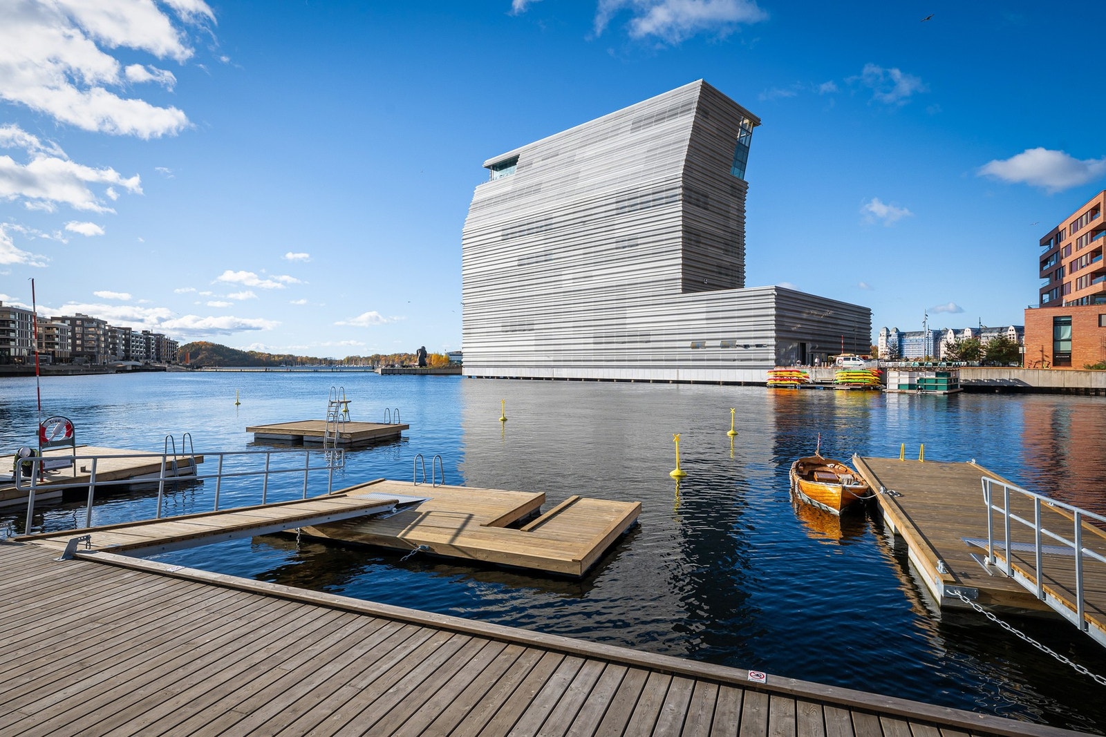 Mot fjorden er en romslig havnepromenade med
nedtrappende brygger og promenade med gatevarme. Galleribilde