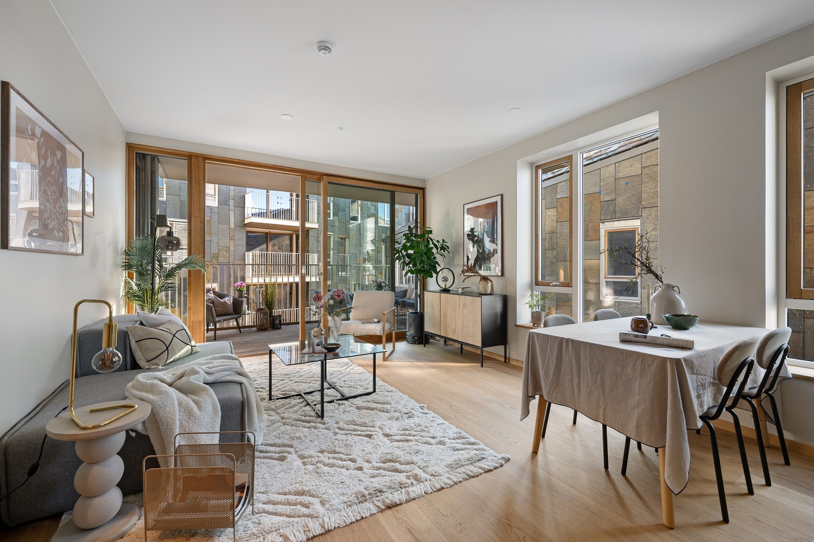 Hjørneleilighet med vinduer på to sider. Fin plass til spisebord tilknyttet kjøkkenet og sofaløsning i stuen. Galleribilde