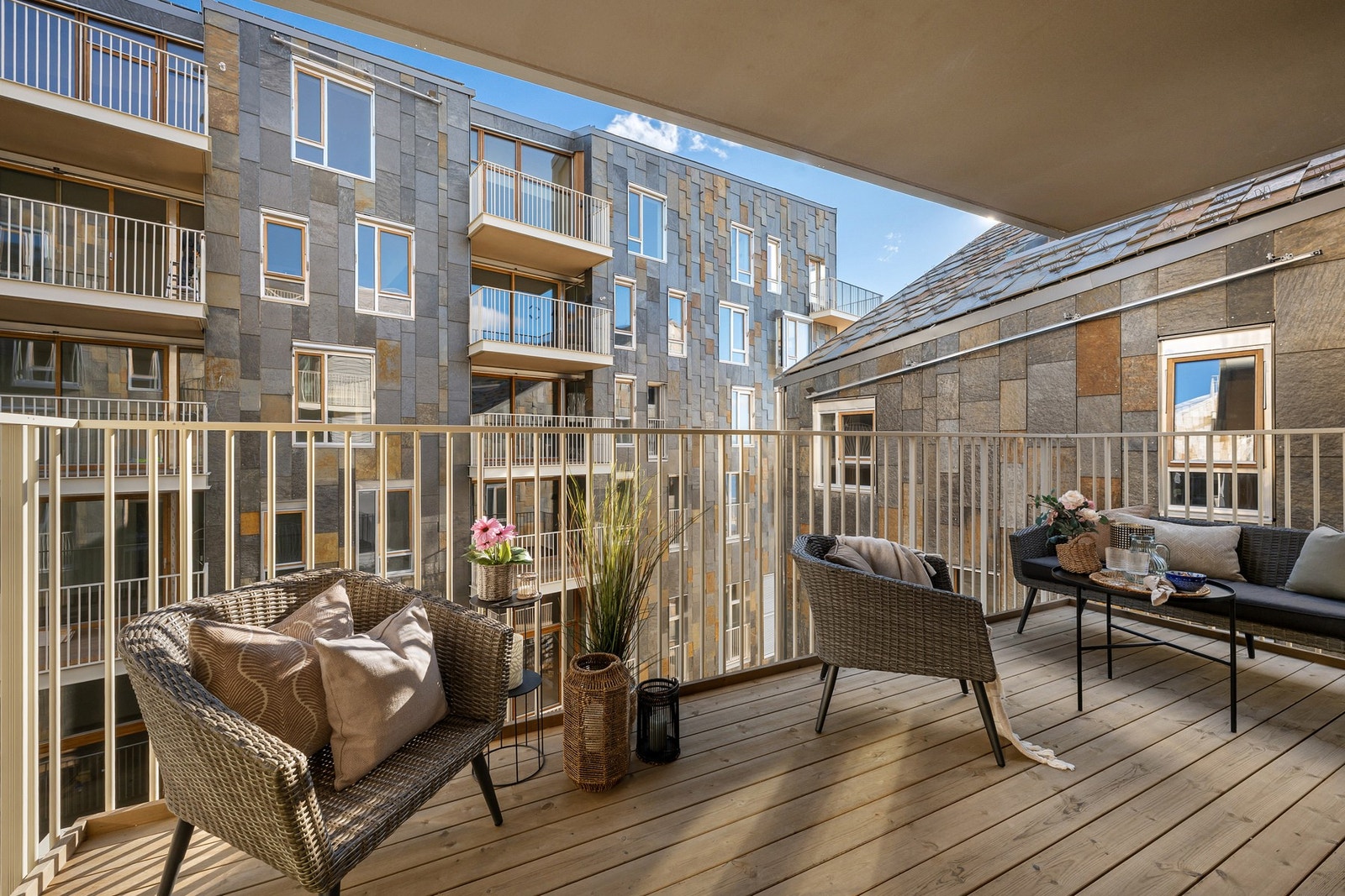 Fra stuen er det utgang til en romslig overbygget balkong på 11 m2. Galleribilde