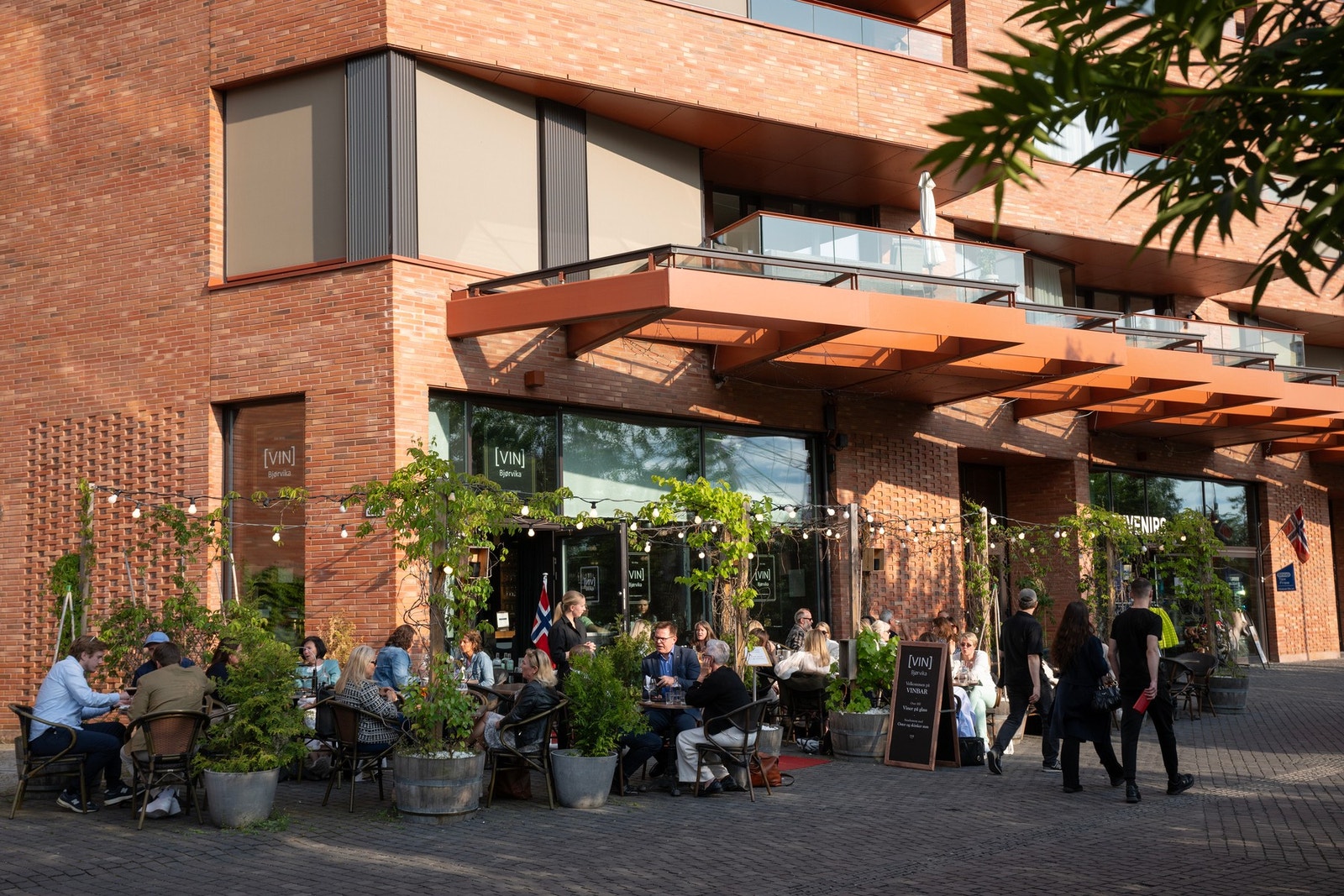 Området byr på et rikt utvalg av restauranter, serveringssteder, kunst og klesforretninger. Galleribilde