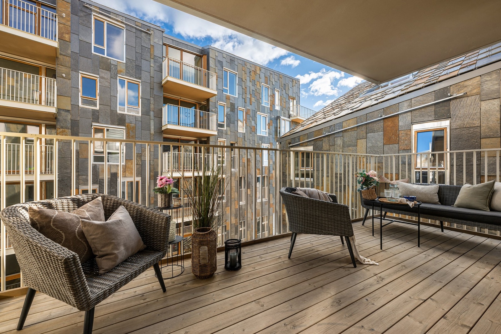 Fra stuen er det utgang til romslig balkong vendt mot den karakteristiske bebyggelsen. Galleribilde