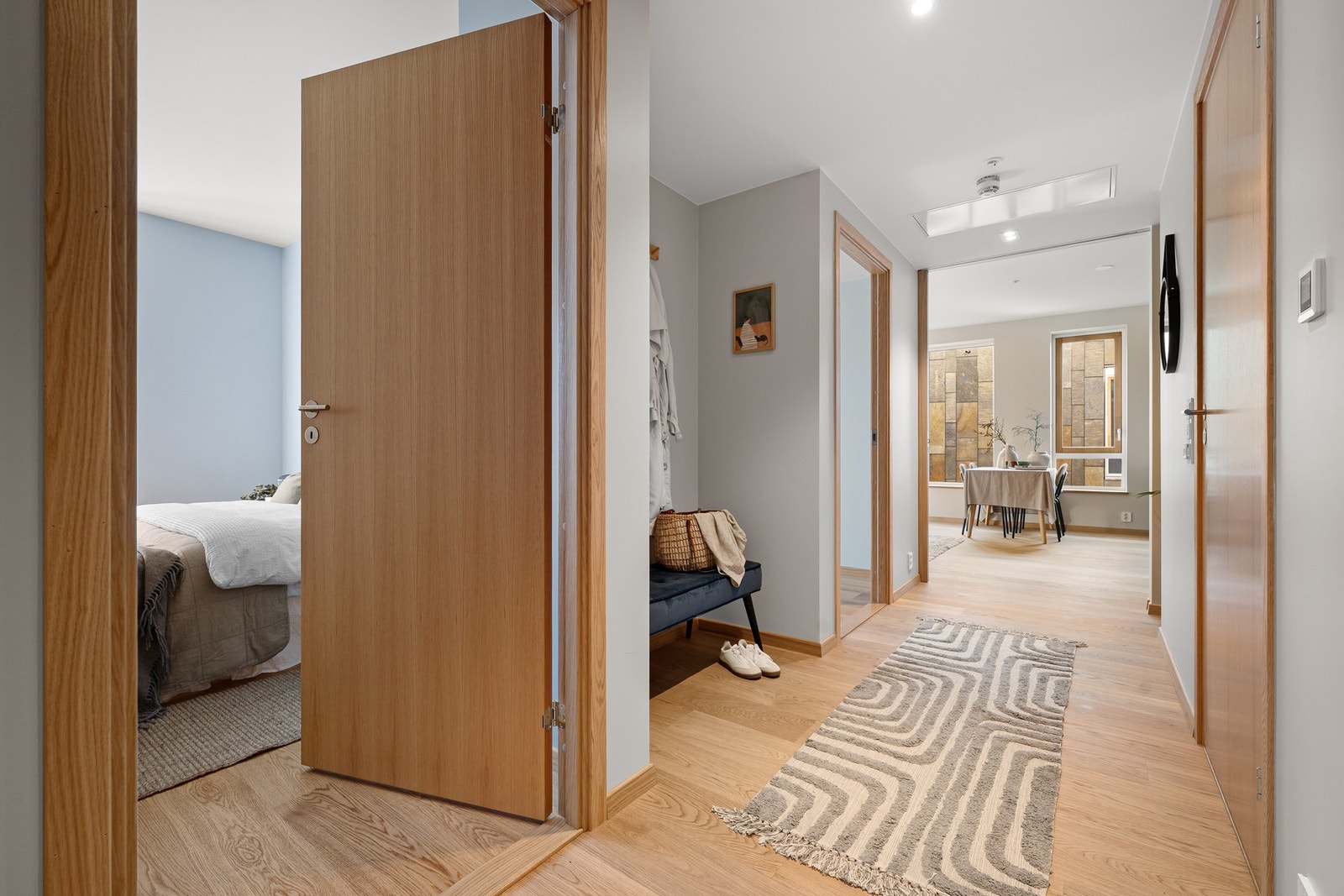 Romslig entre/inngangsparti med nisje til klær og sko, evt mulighet for et garderobeskap. Galleribilde