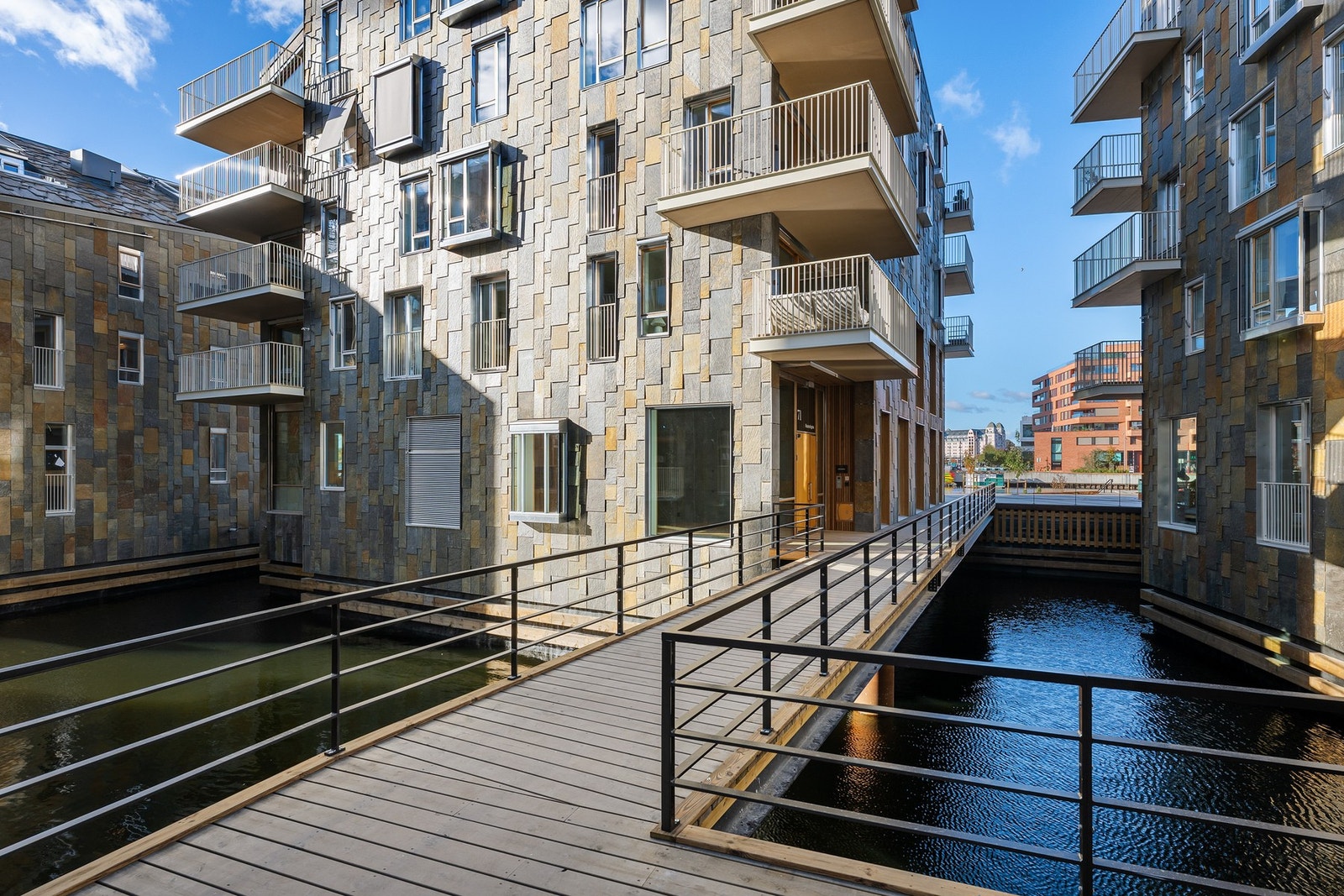 Det danske arkitektkontoret Tegnestuen Vandkunsten er arkitekt for prosjektet og har også utviklet interiørkonseptet for leilighetene i samarbeid
med interiørarkitekt fra RCO interiørdesign. Galleribilde