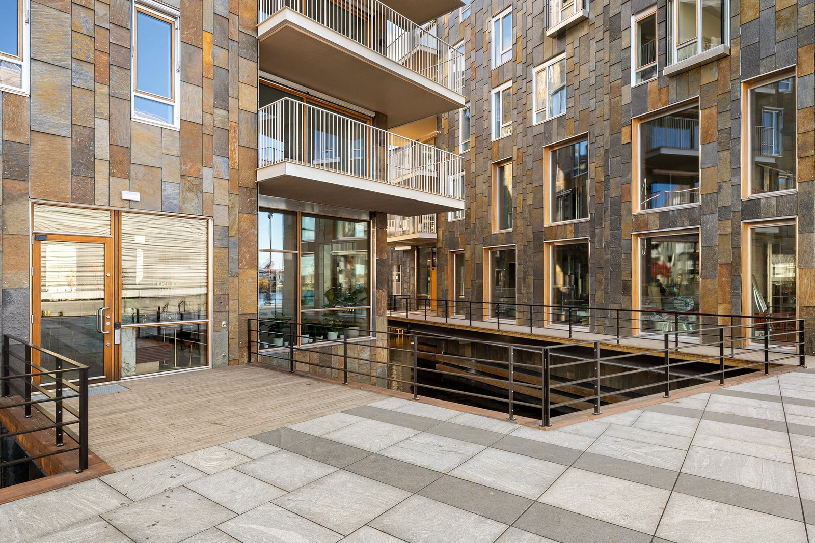 Vannkunsten Syd har et tydelig arkitektonisk uttrykk som både forbinder byen med fjorden og samtidig skaper et inkluderende byrom. Området er
planlagt med høye ambisjoner fra alle involverte parter; både kommunen, byggherren, rådgivere og utførende entre Galleribilde