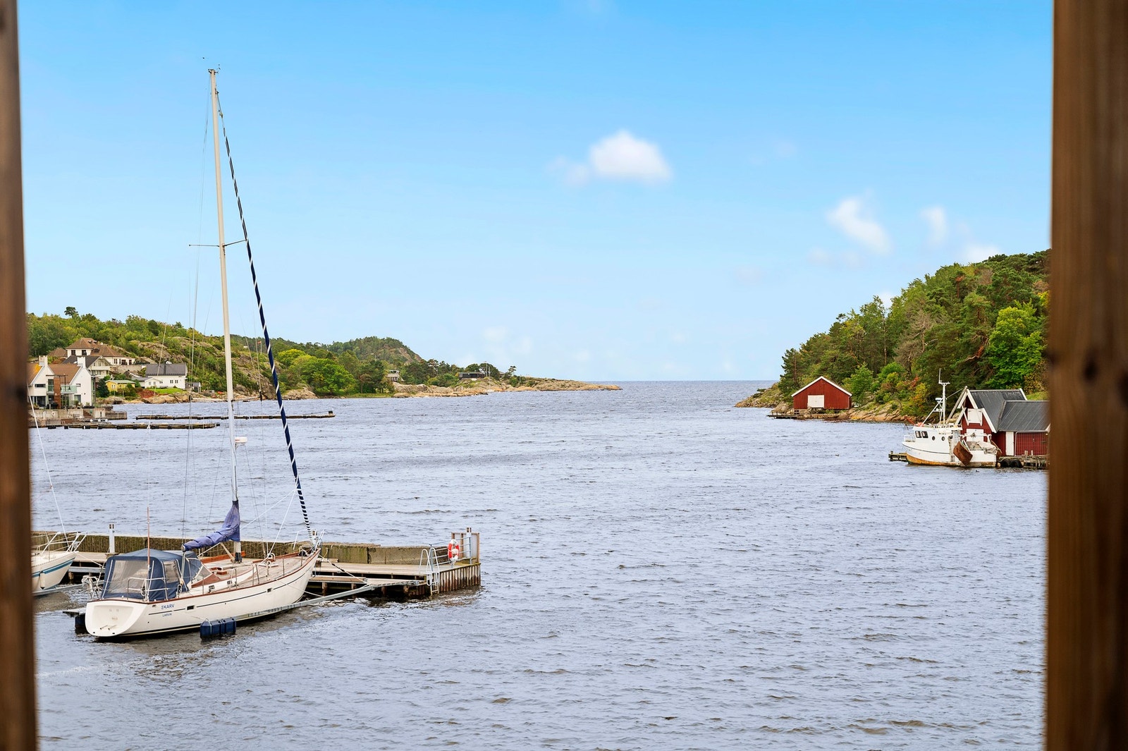 Utsikt fra stuen - se båtlivet og sjøen åpne seg i horisonten. Galleribilde