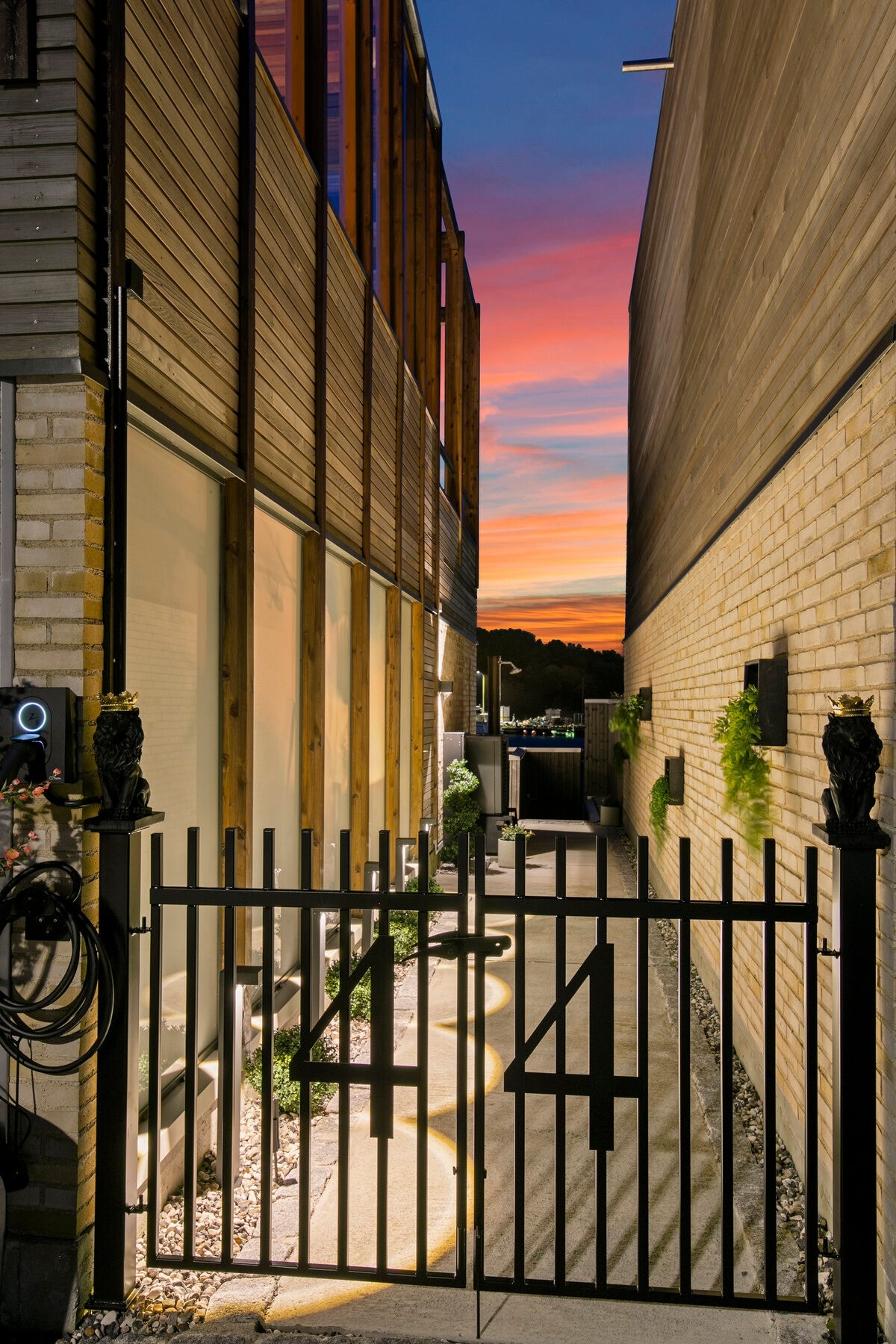 Kveldsbelysningen fremhever arkitekturen og skaper en lun stemning allerede ved inngangen. Galleribilde