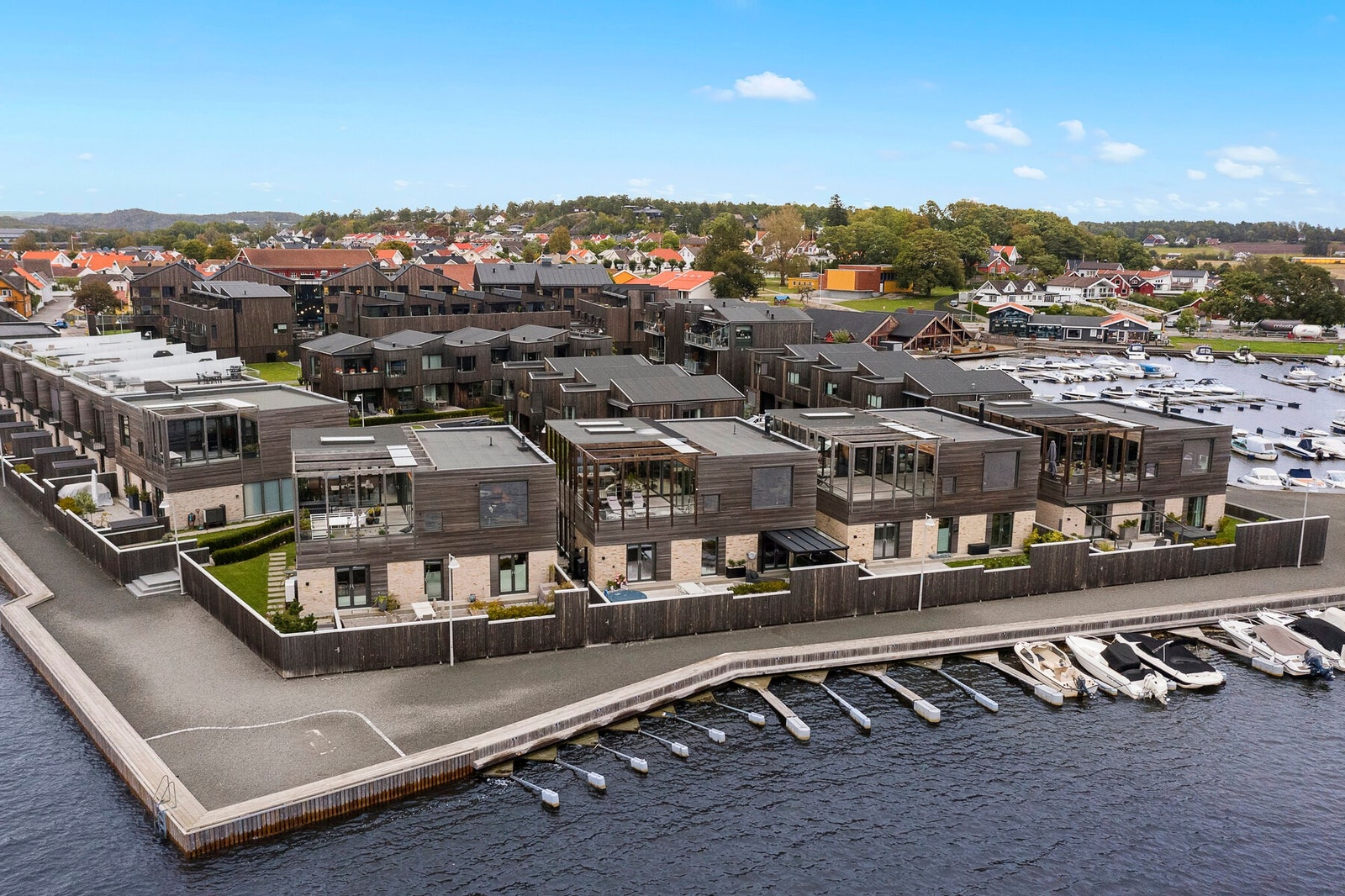 Sjelden beliggenhet helt nede ved vannkanten, med båtplass og sentrum bare en kort sykkel- eller biltur unna. Galleribilde